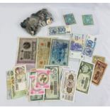 Quantity of World coins and banknotes