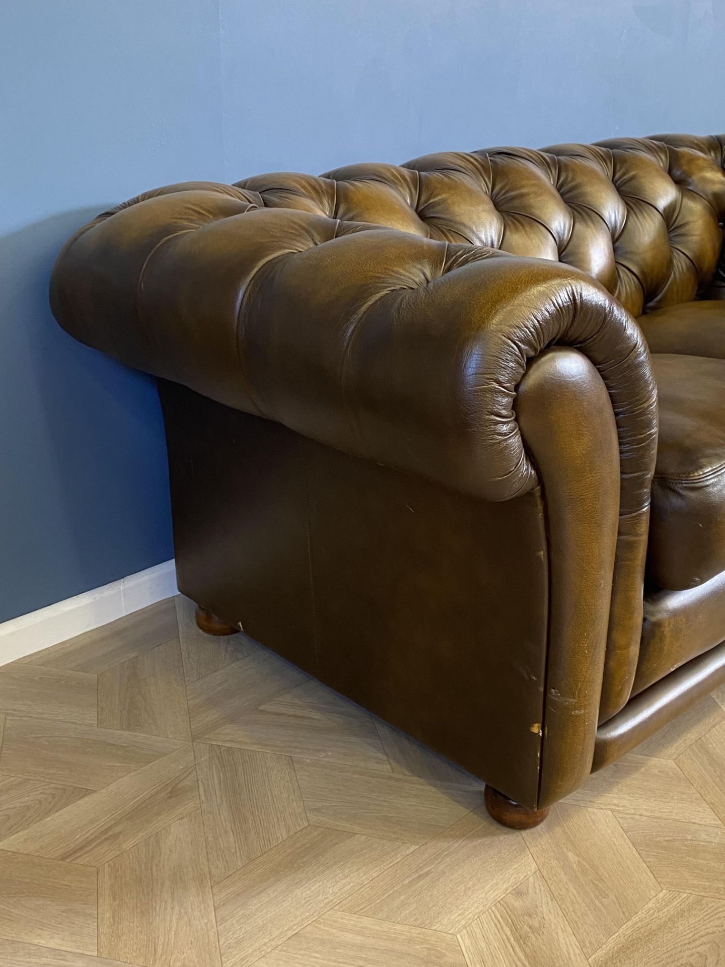 Button back leather two seat Chesterfield sofa - Image 4 of 11