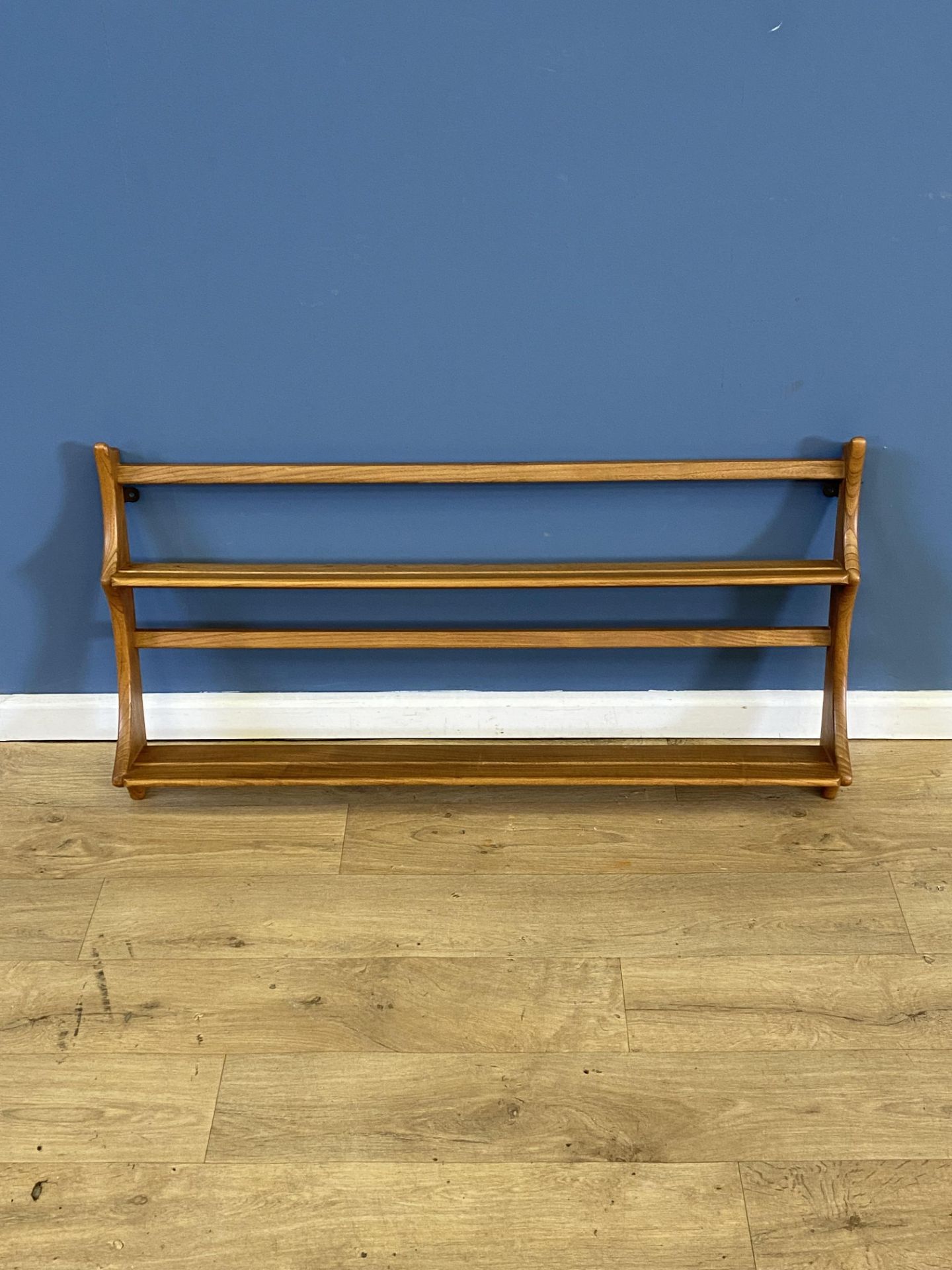 Ercol style wall hanging plate rack - Image 3 of 5