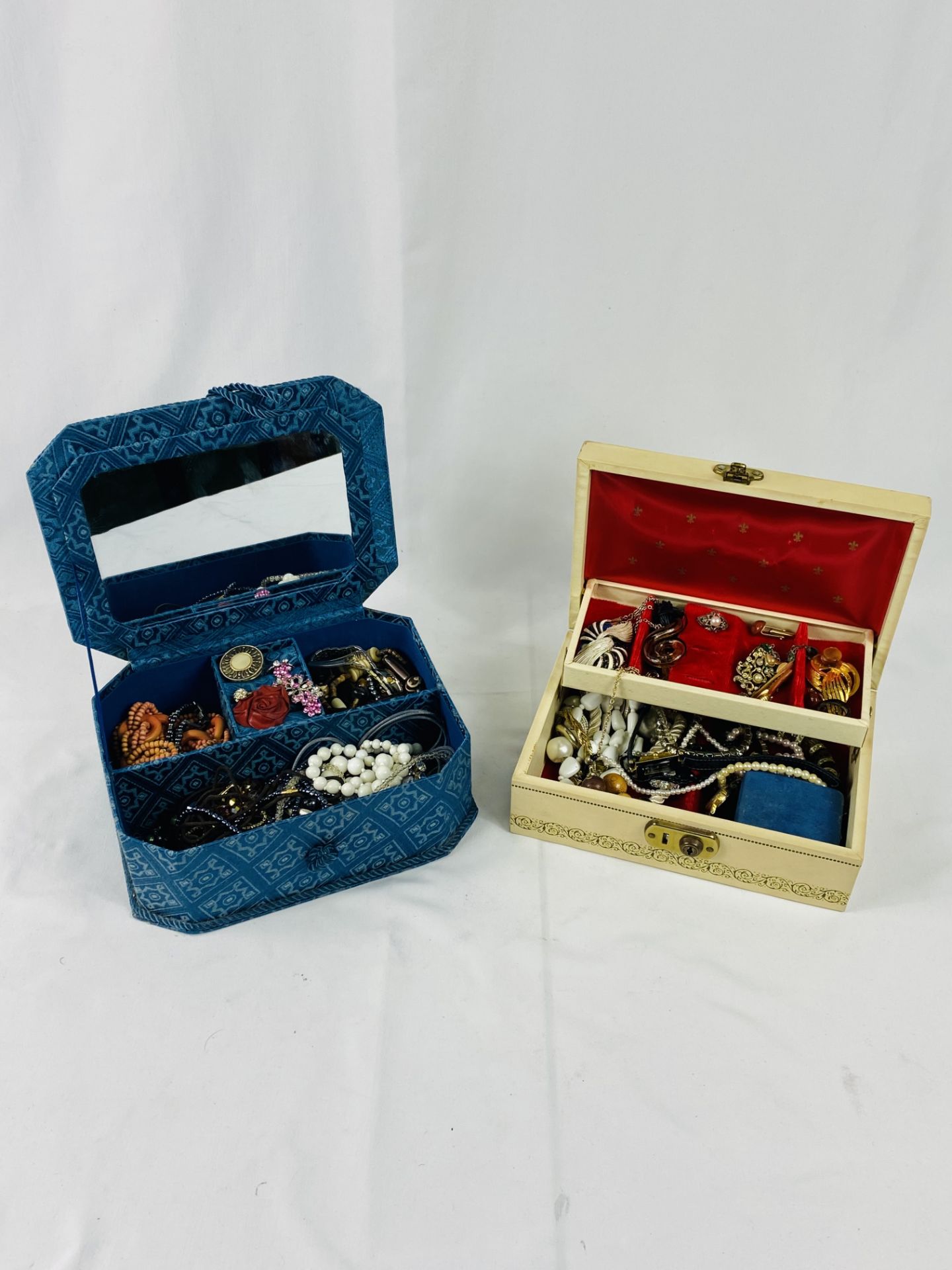 Two jewellery boxes containing a quantity of costume jewellery - Bild 2 aus 4