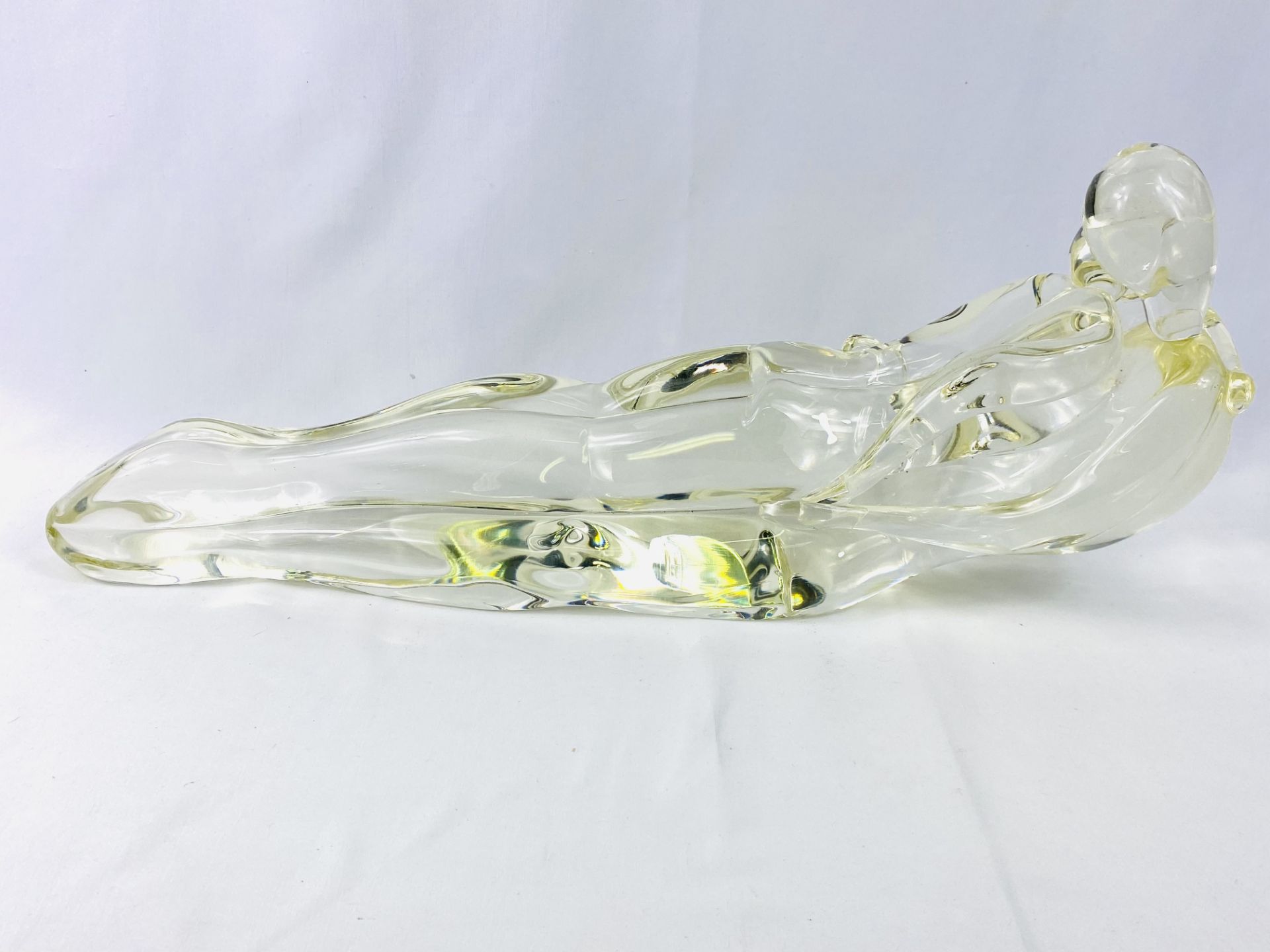 Glass sculpture of reclining lovers - Image 2 of 4
