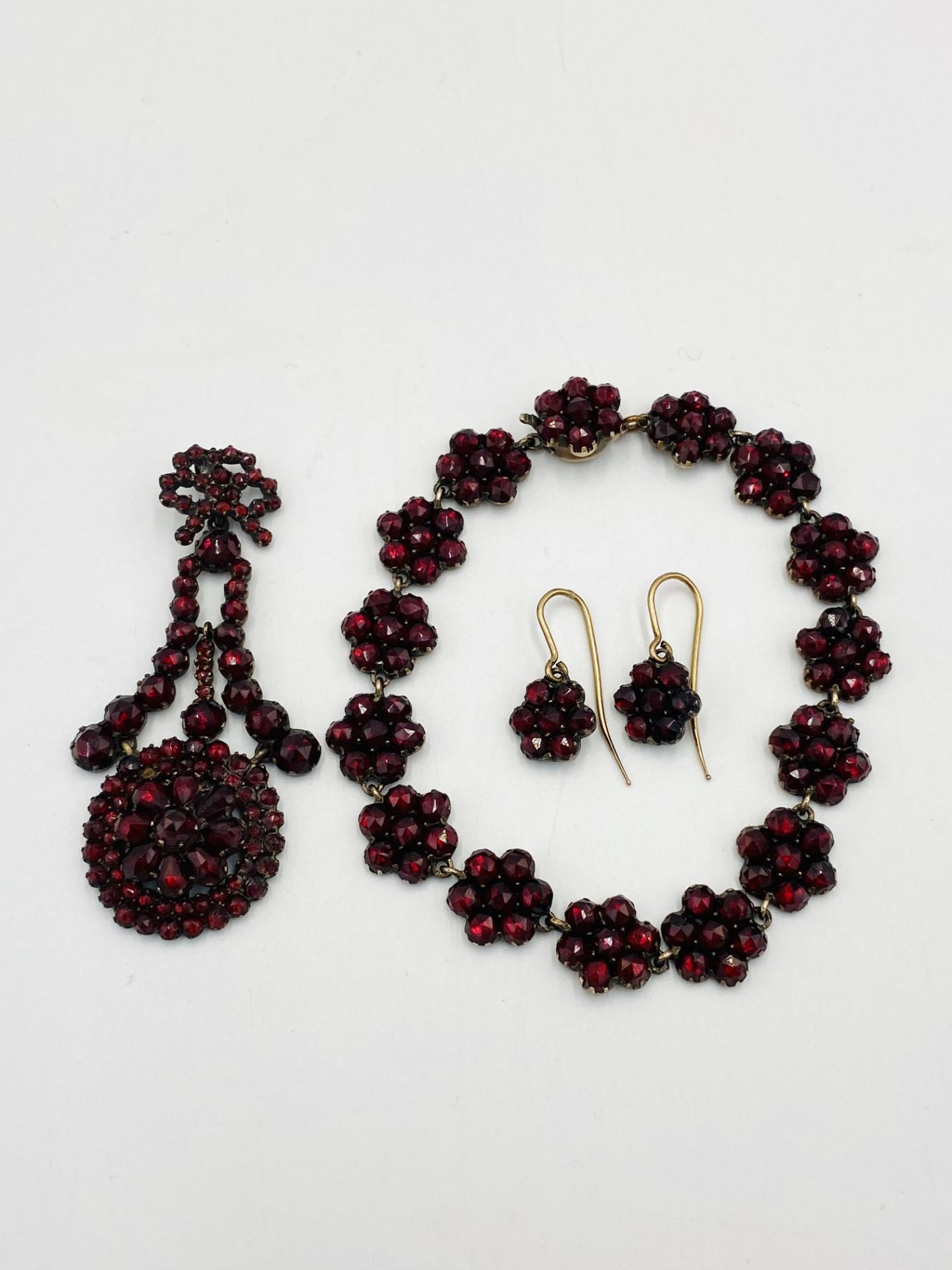 Garnet pendant, bracelet and earring set. - Bild 2 aus 3