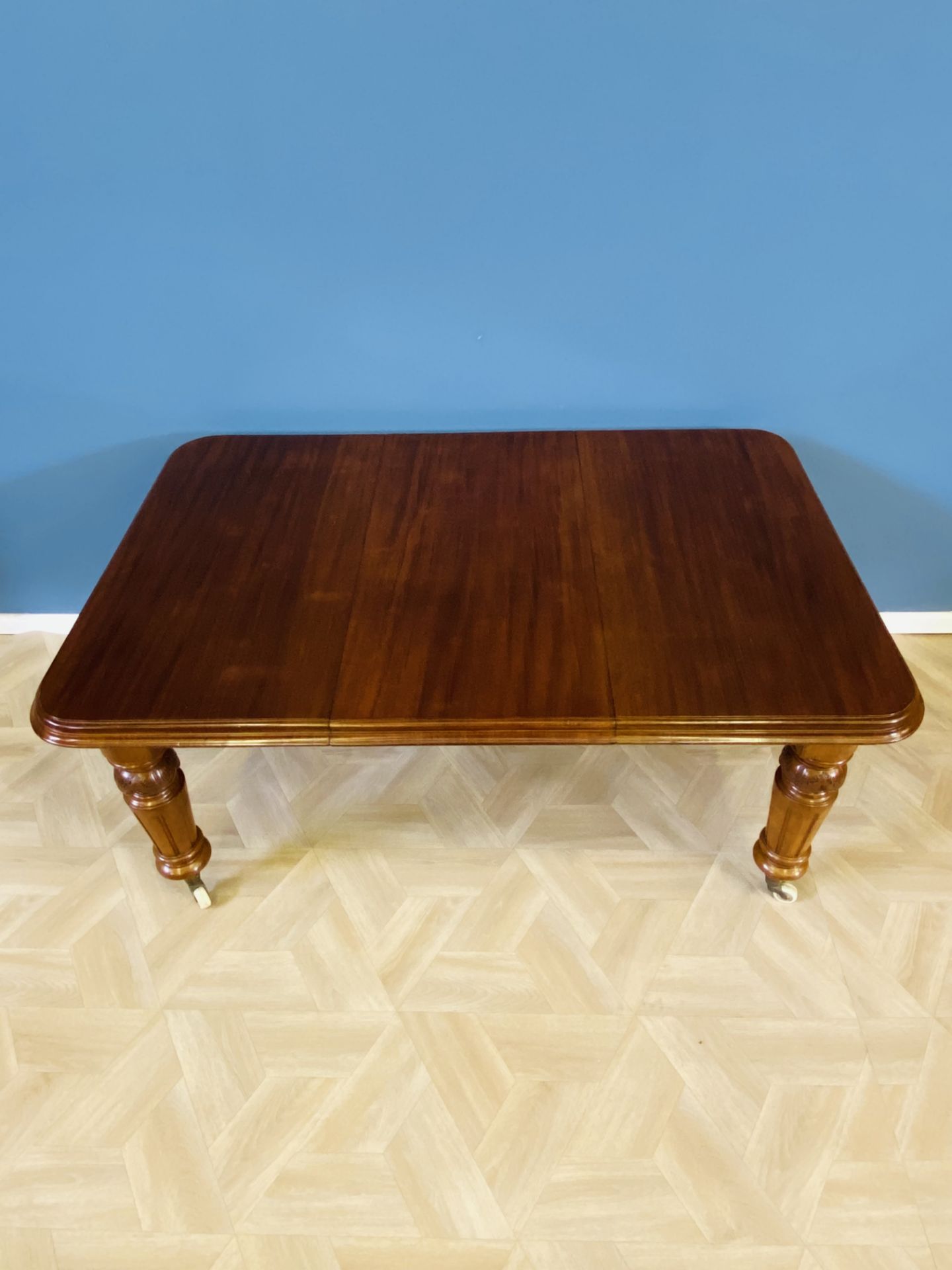 Victorian mahogany wind out dining table - Image 3 of 8