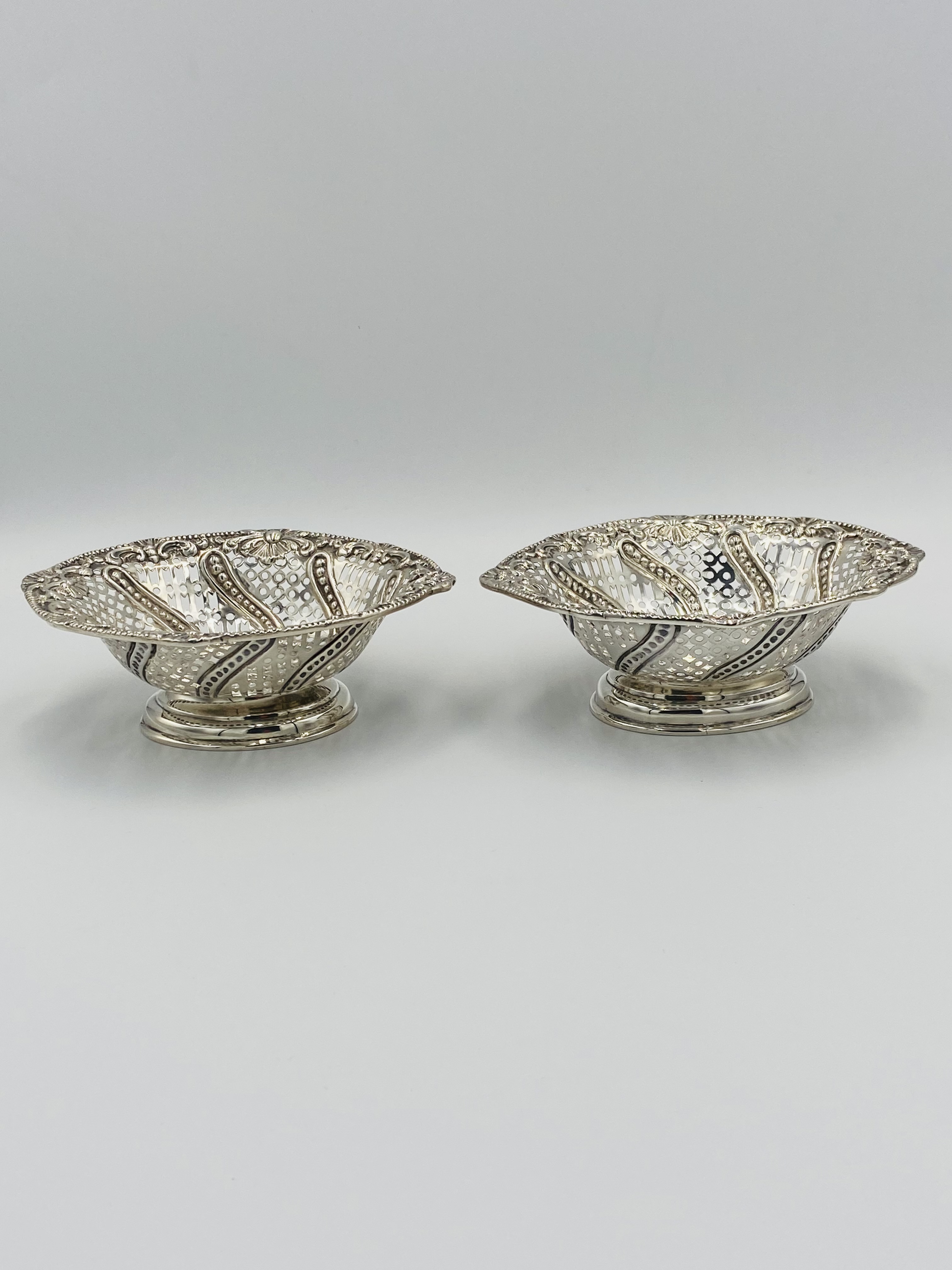 Pair of pierced bon bon dishes, London 1891 - Image 2 of 6