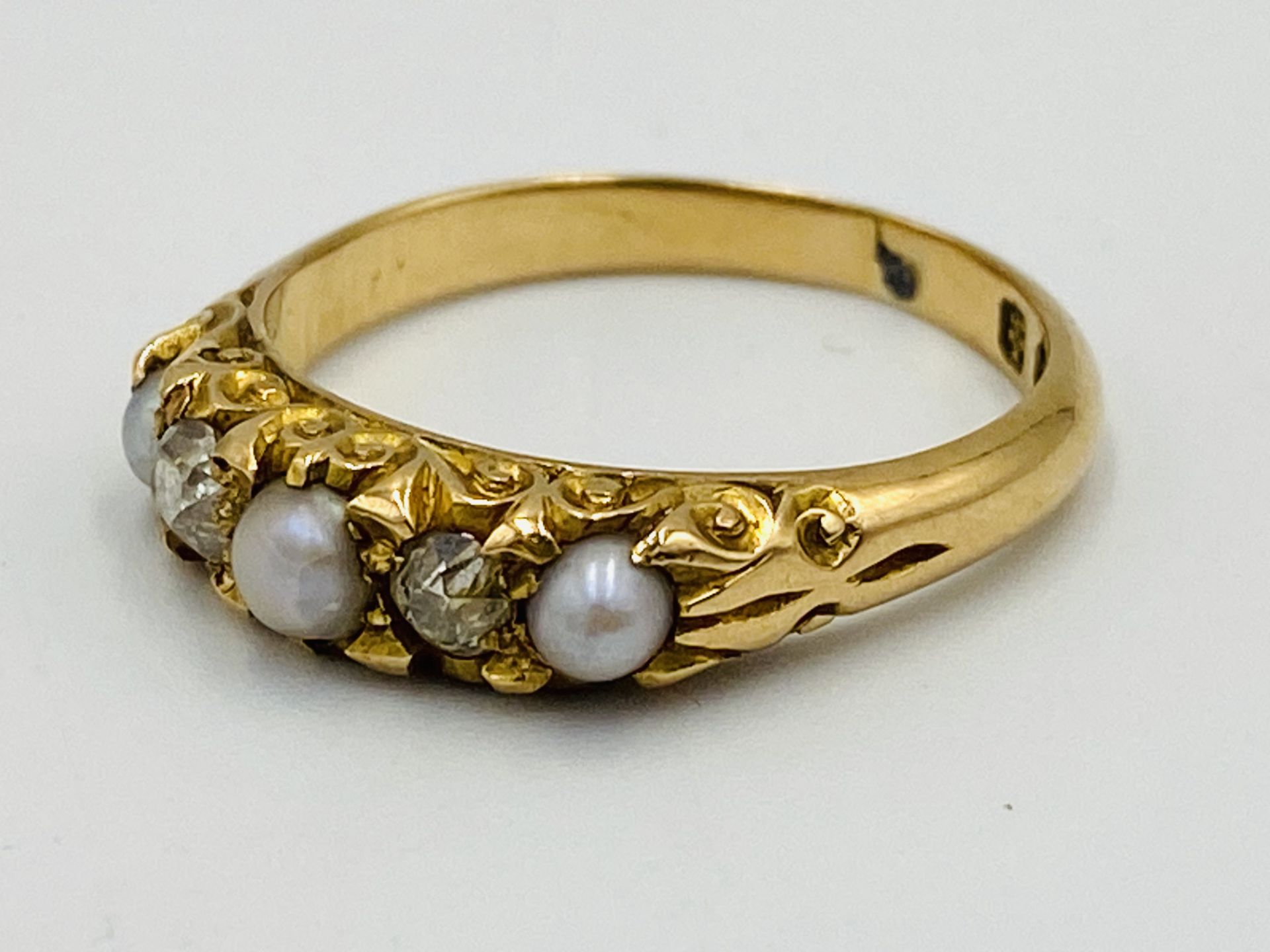 18ct gold ring with three seed pearls and two diamonds - Image 2 of 4