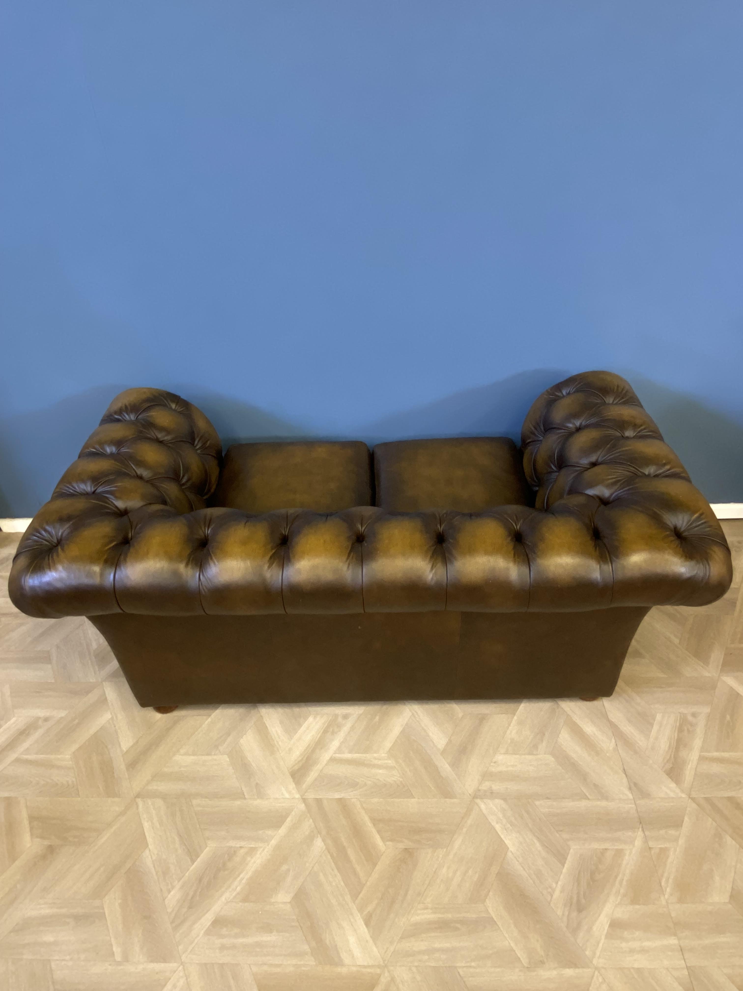 Button back leather two seat Chesterfield sofa - Bild 10 aus 10