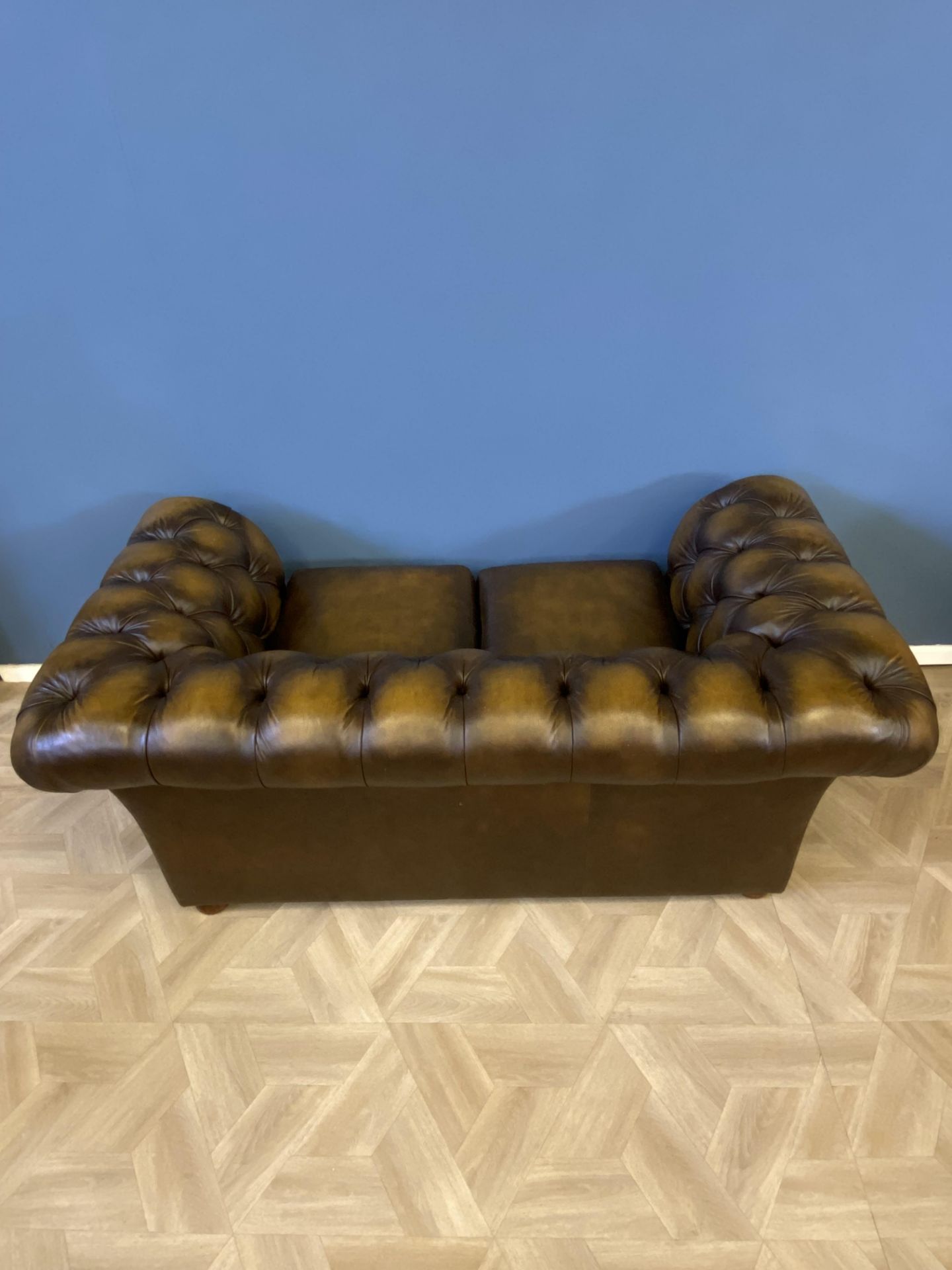 Button back leather two seat Chesterfield sofa - Image 10 of 10