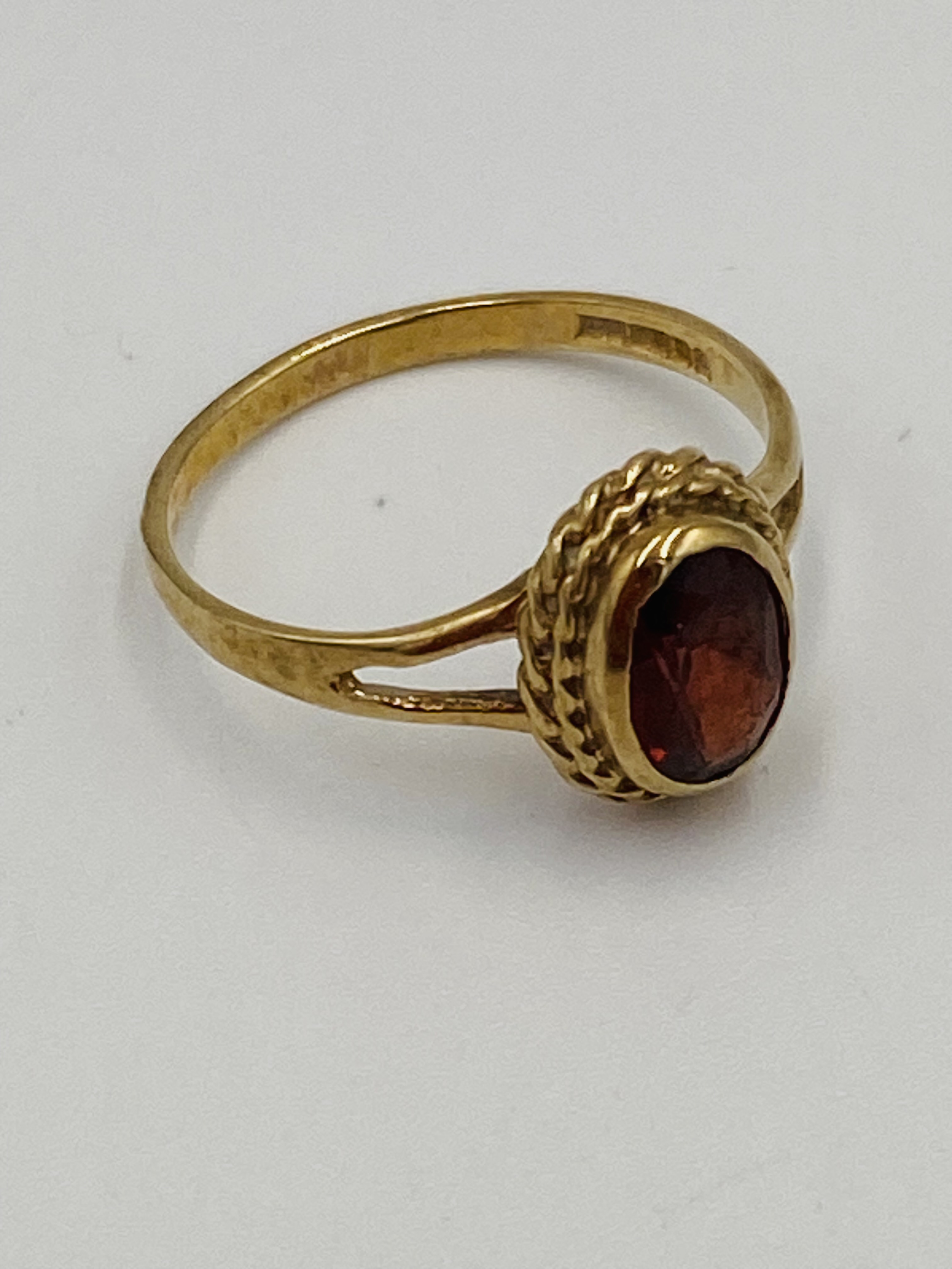 9ct gold ring set with a red stone - Bild 3 aus 5