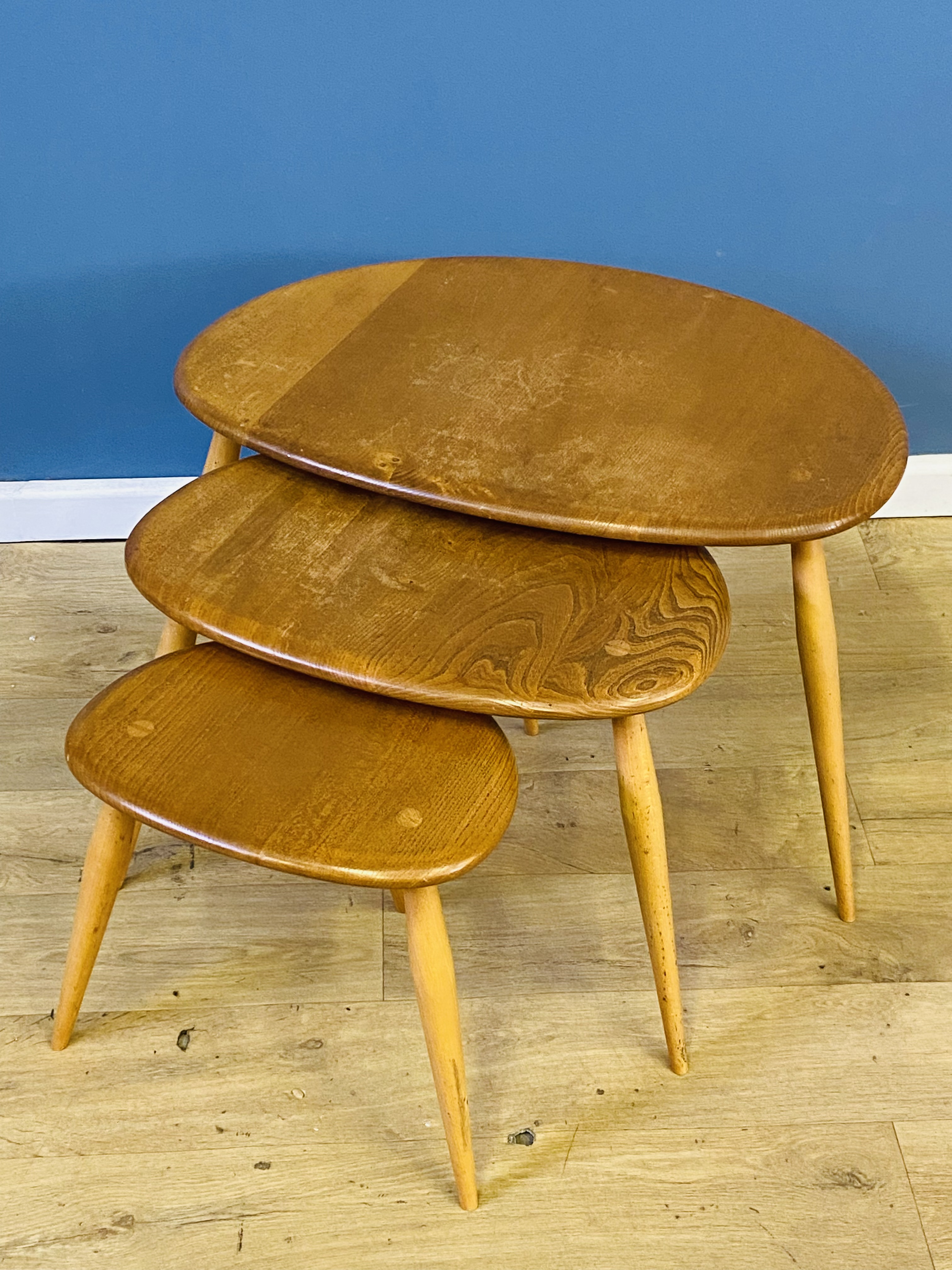 Ercol nest of three 'pebble' tables - Image 2 of 8