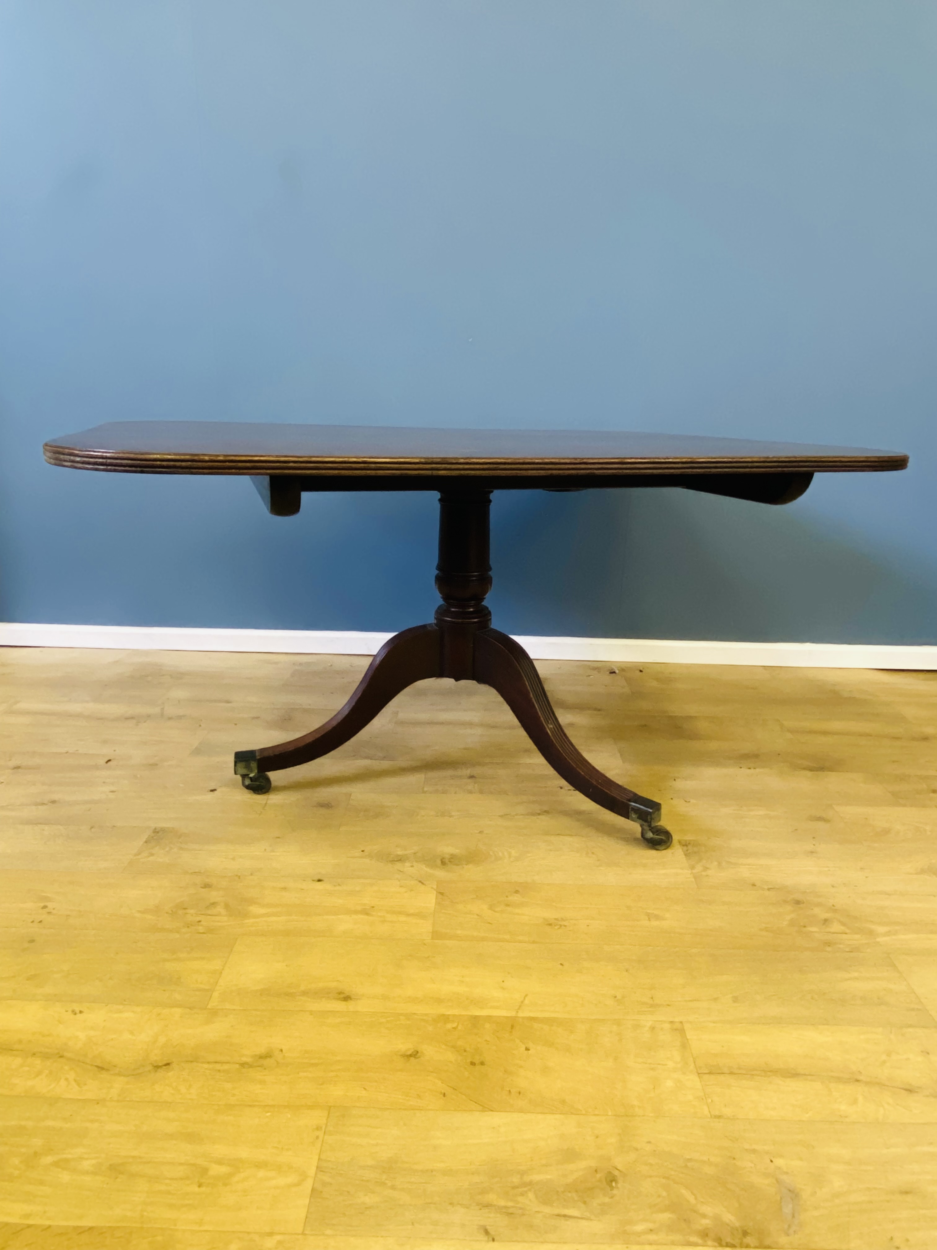 Regency period tilt top dining table - Image 2 of 7