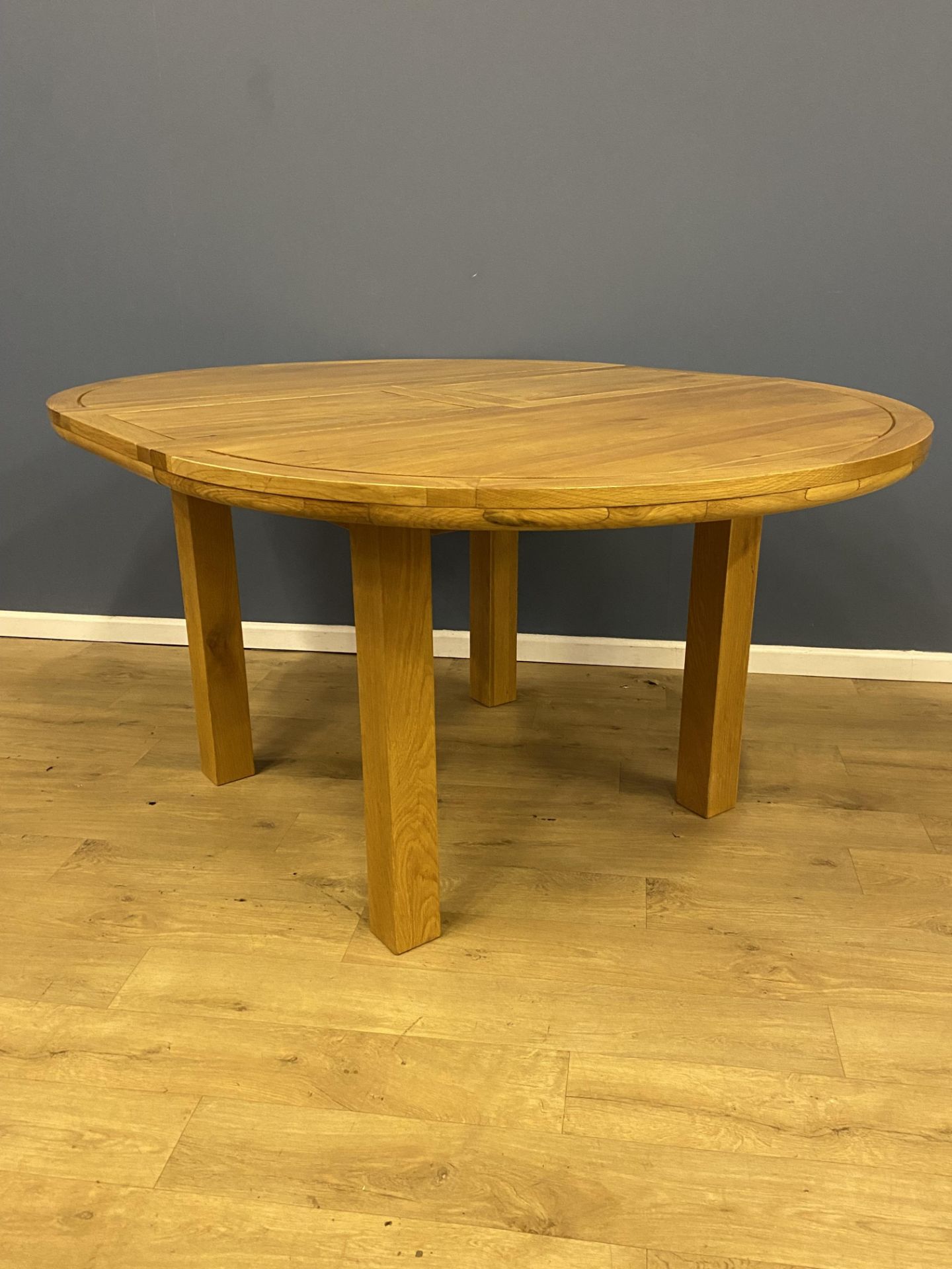 Oak circular dining table with leaf extension - Image 2 of 5