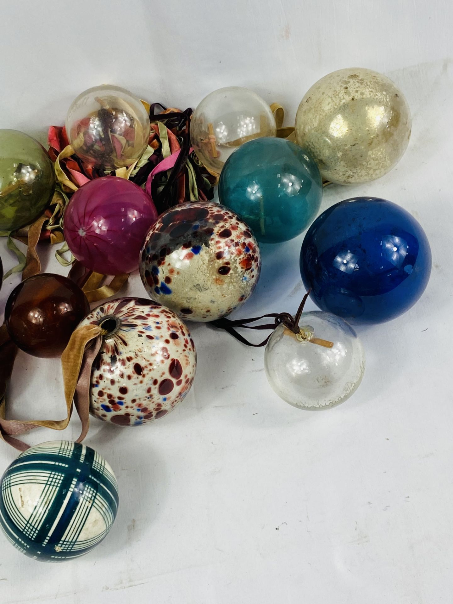 Fourteen decorative glass balls - Image 7 of 7