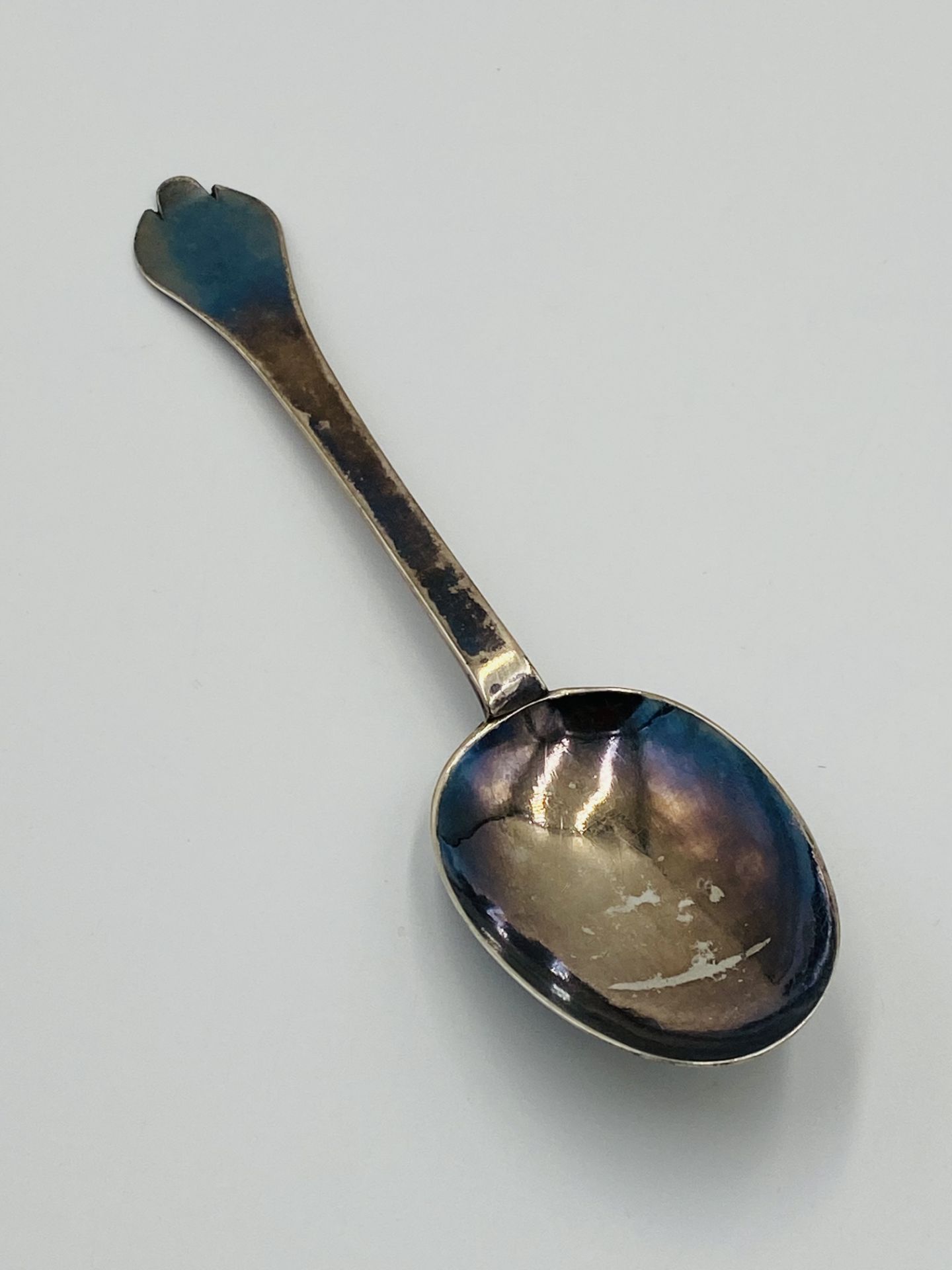 A William III silver Trefid spoon with beaded rat-tail, London 1694 - Image 6 of 6