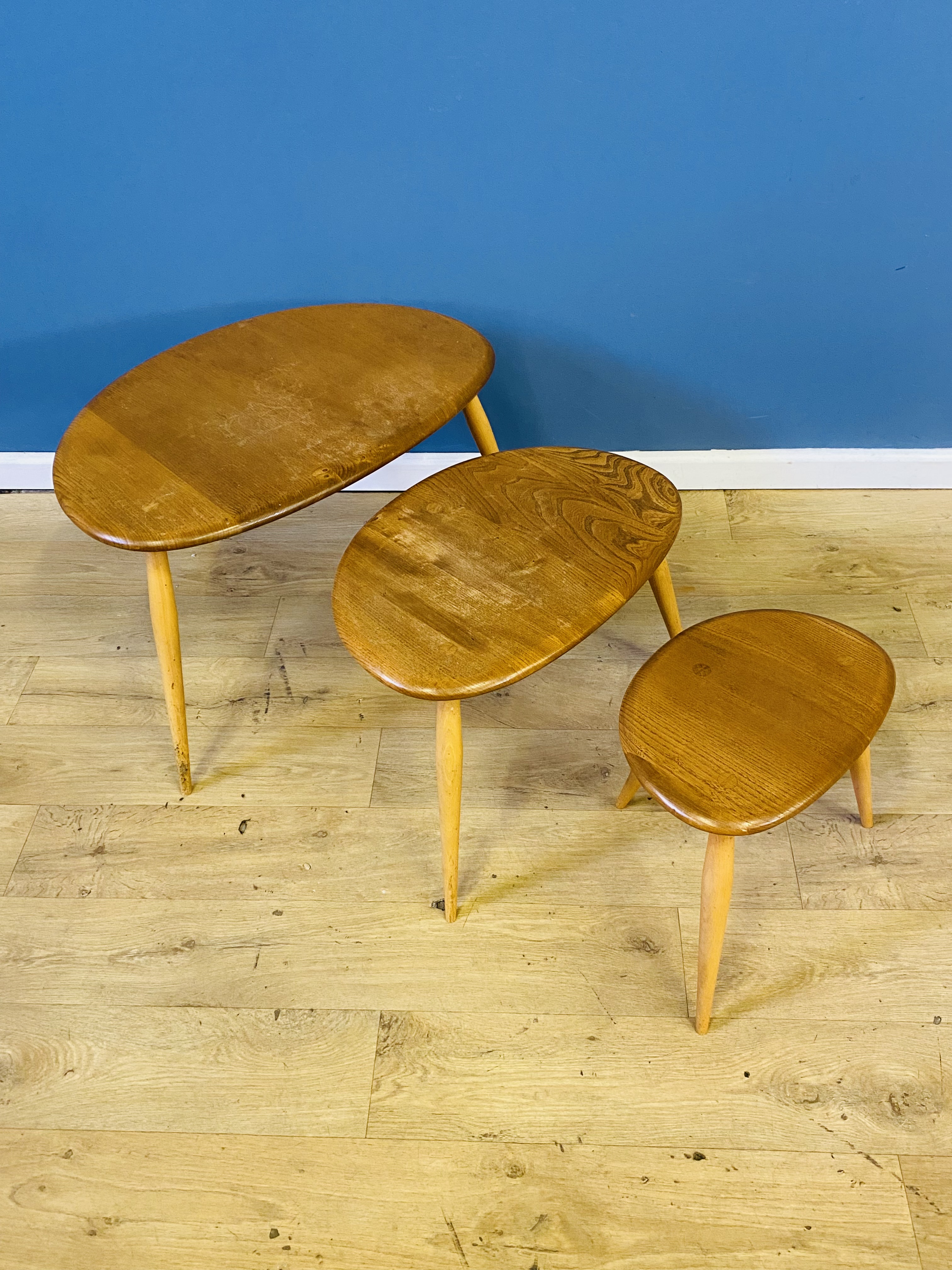 Ercol nest of three 'pebble' tables - Image 3 of 8