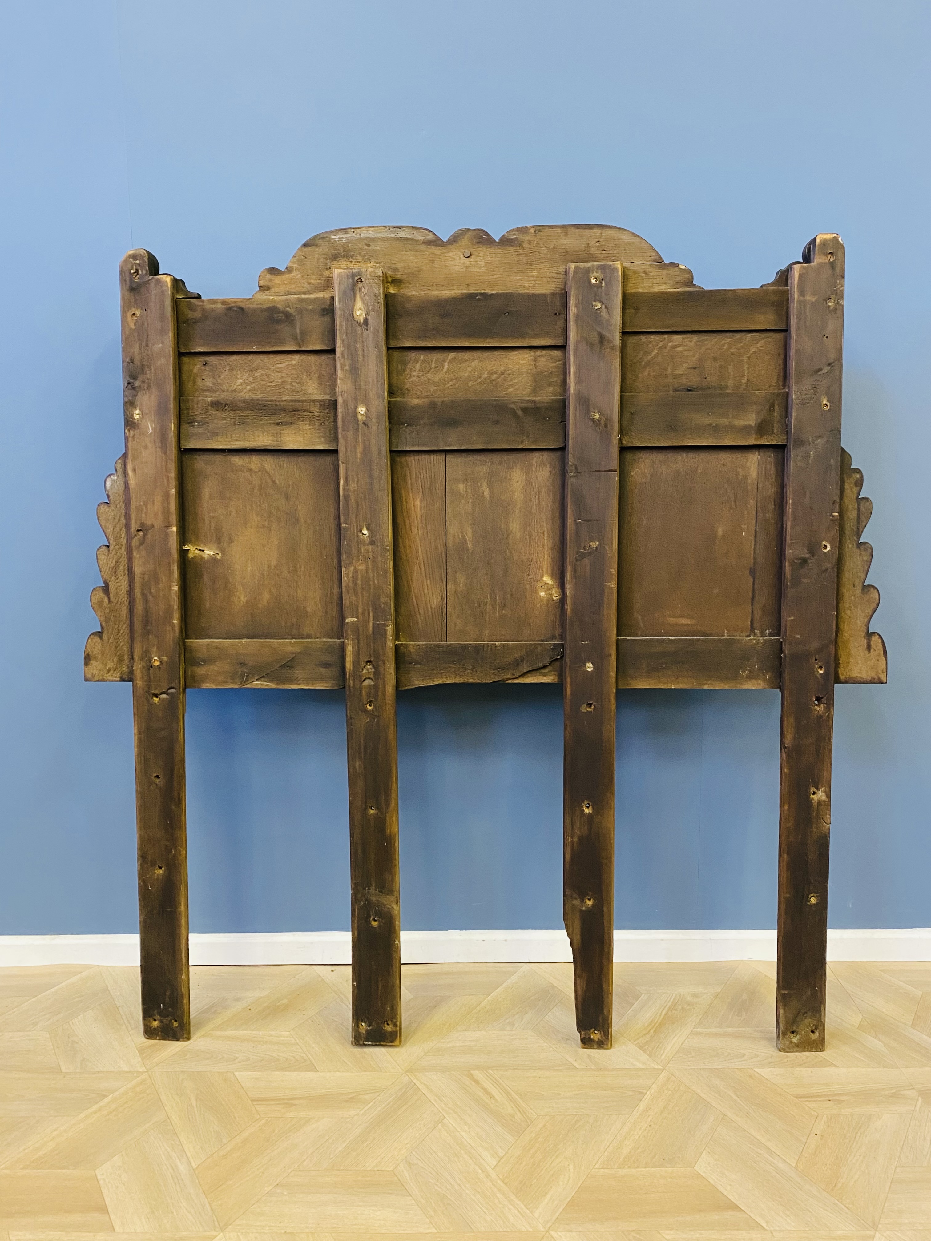 Oak dresser with carved decoration - Image 9 of 10