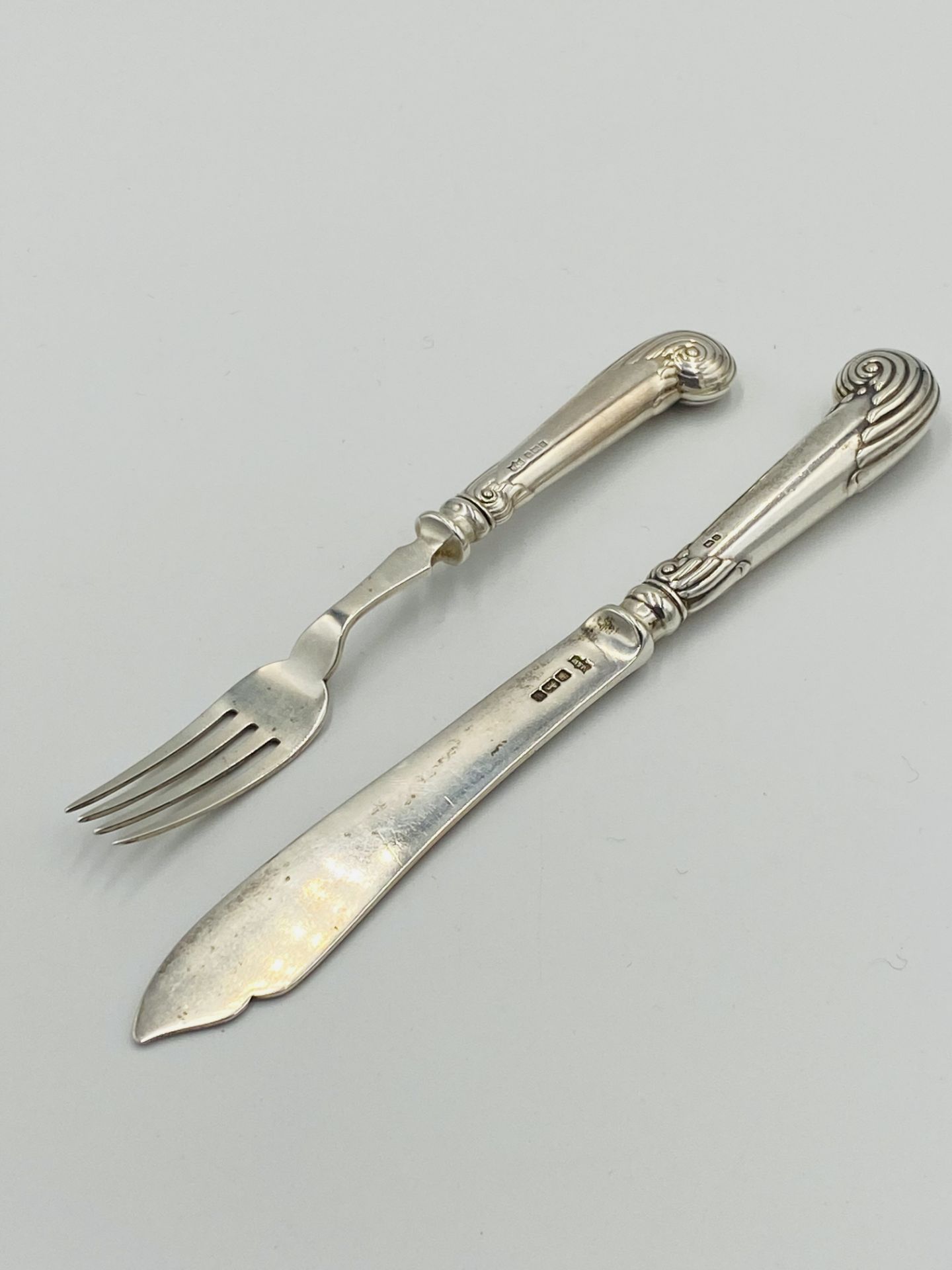 Twelve place set of silver pistol grip fish knives and forks, London 1905 - Image 6 of 11