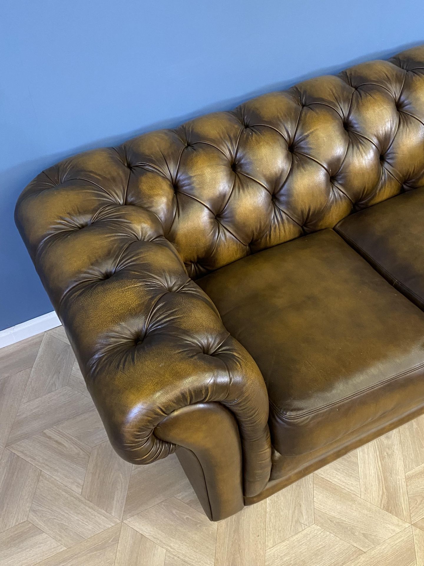 Button back leather two seat Chesterfield sofa - Image 7 of 10