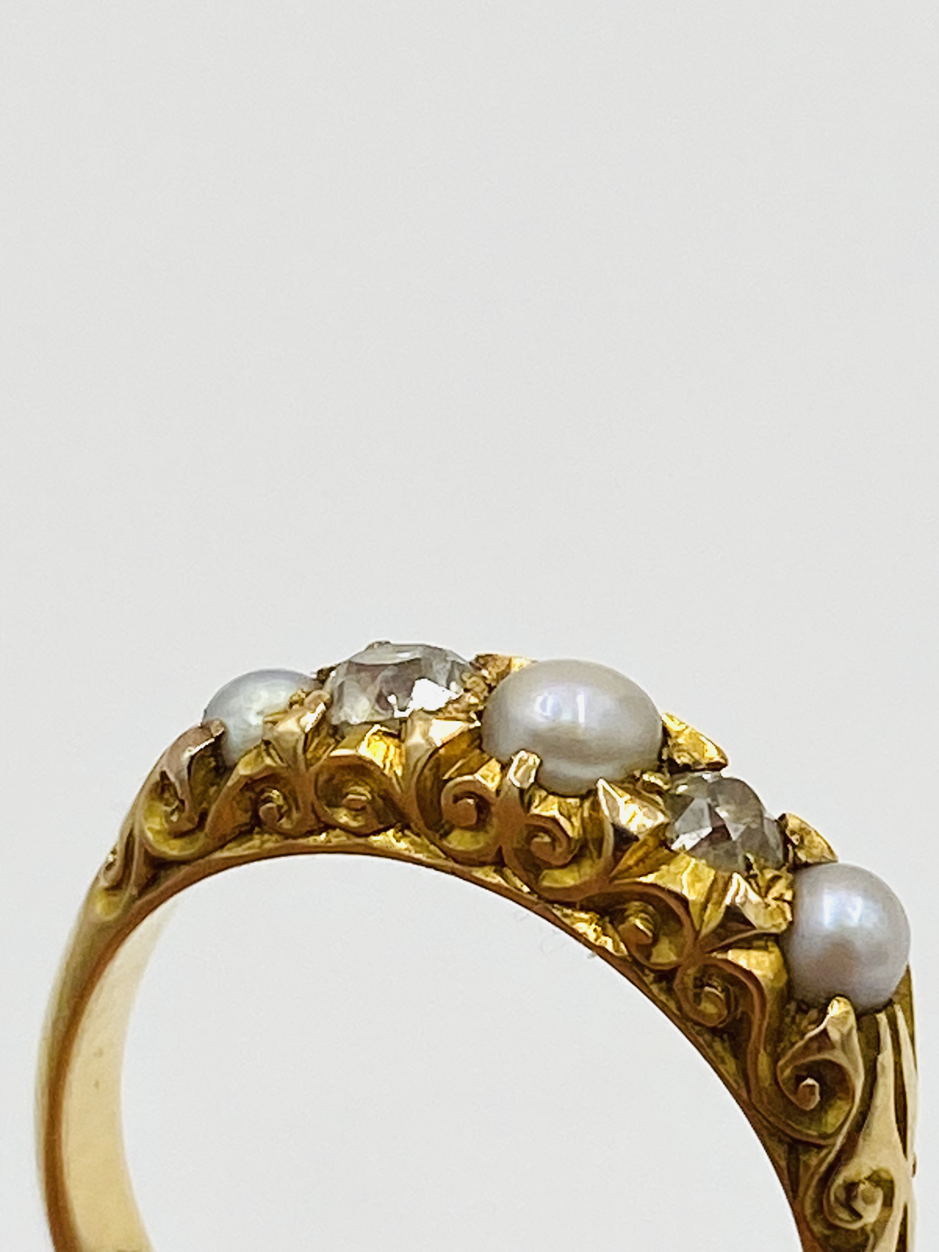18ct gold ring with three seed pearls and two diamonds - Image 3 of 4