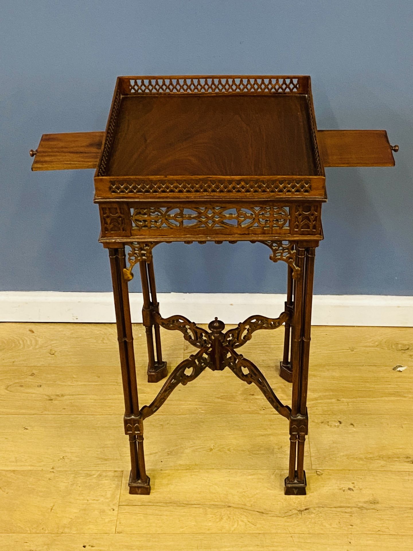 Reproduction Chippendale style mahogany urn stand - Image 4 of 6