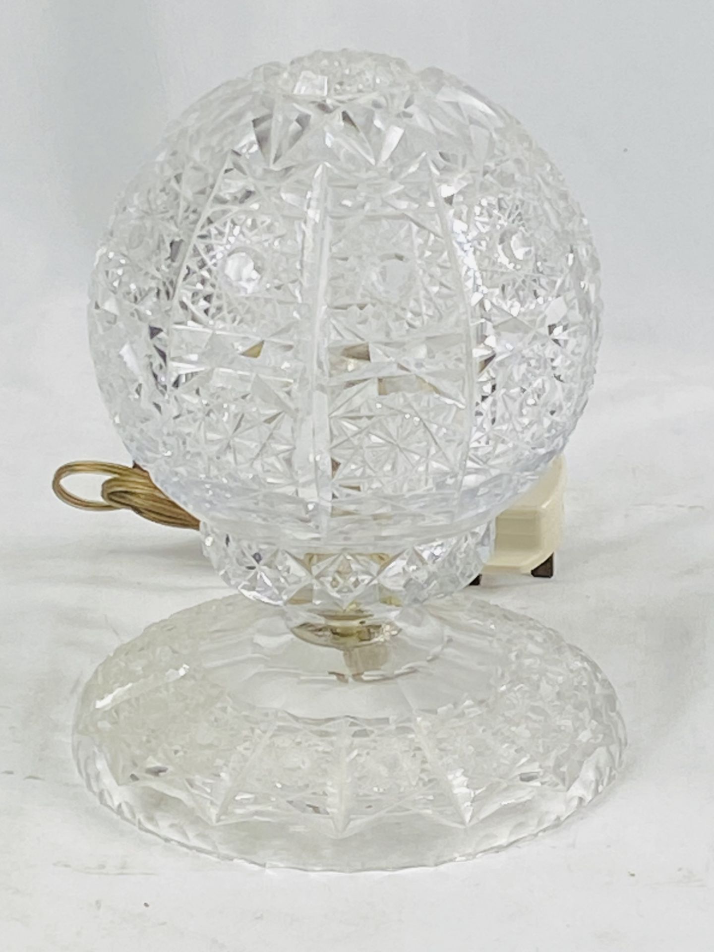 Cut glass table lamp - Image 4 of 5
