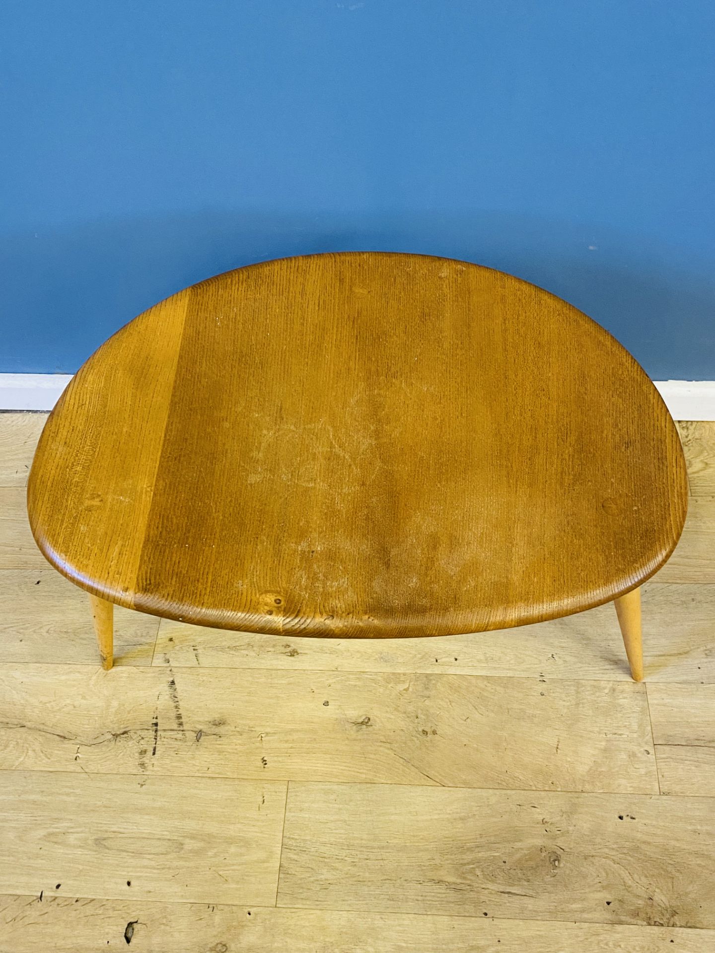 Ercol nest of three 'pebble' tables - Image 7 of 8