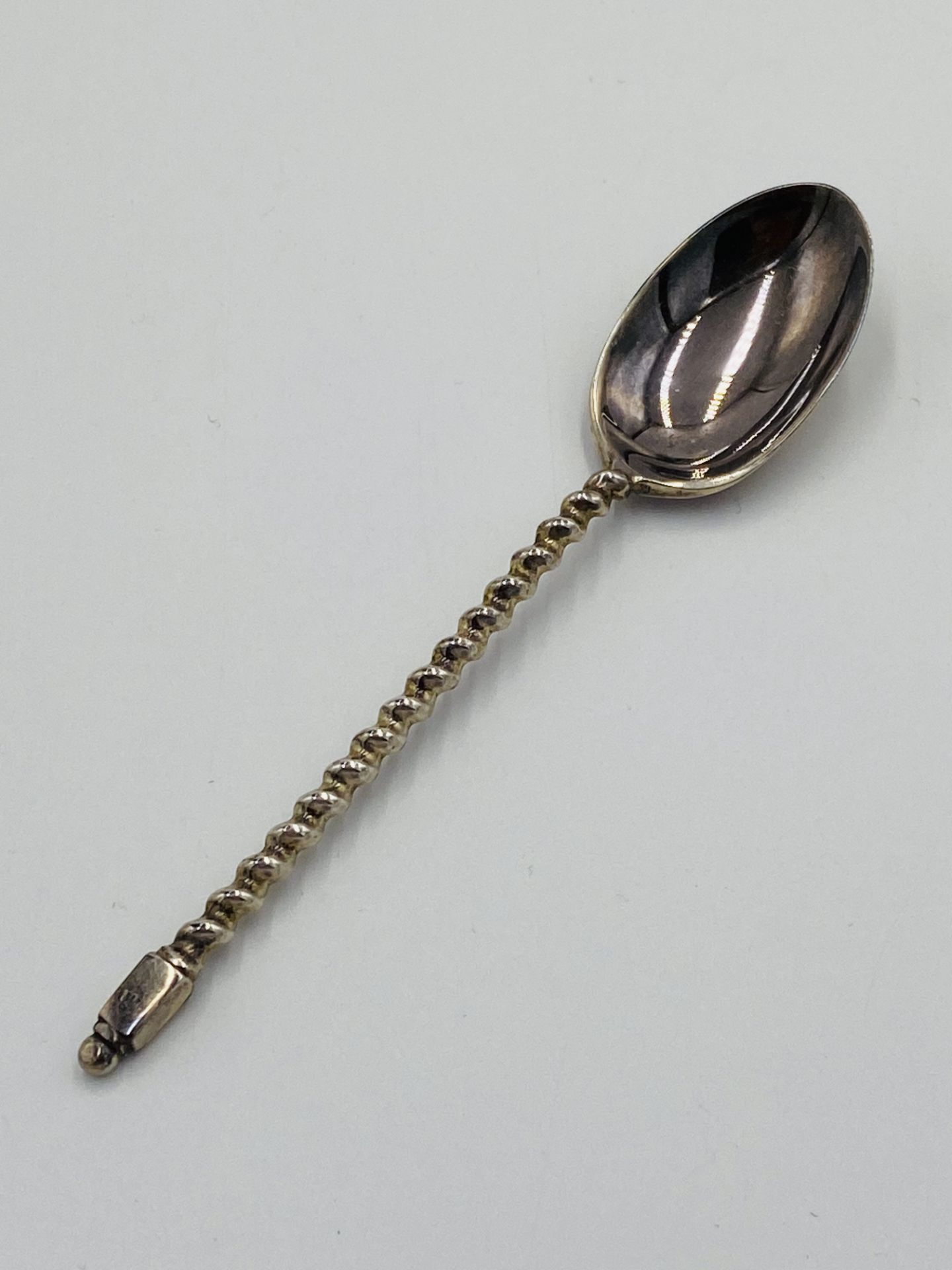 Six silver teaspoons with spiral handle, in fitted box, - Image 4 of 7