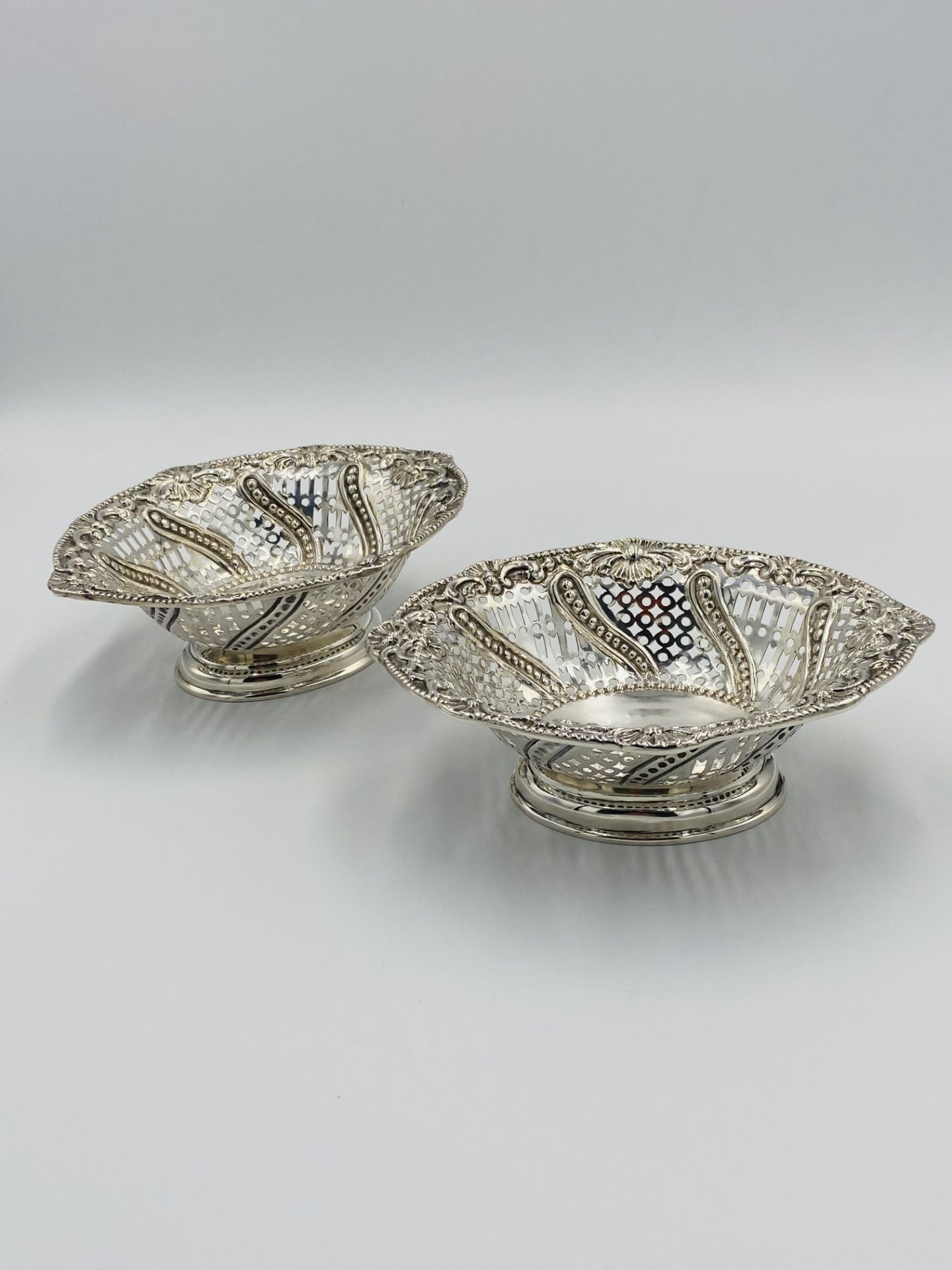 Pair of pierced bon bon dishes, London 1891 - Image 3 of 6