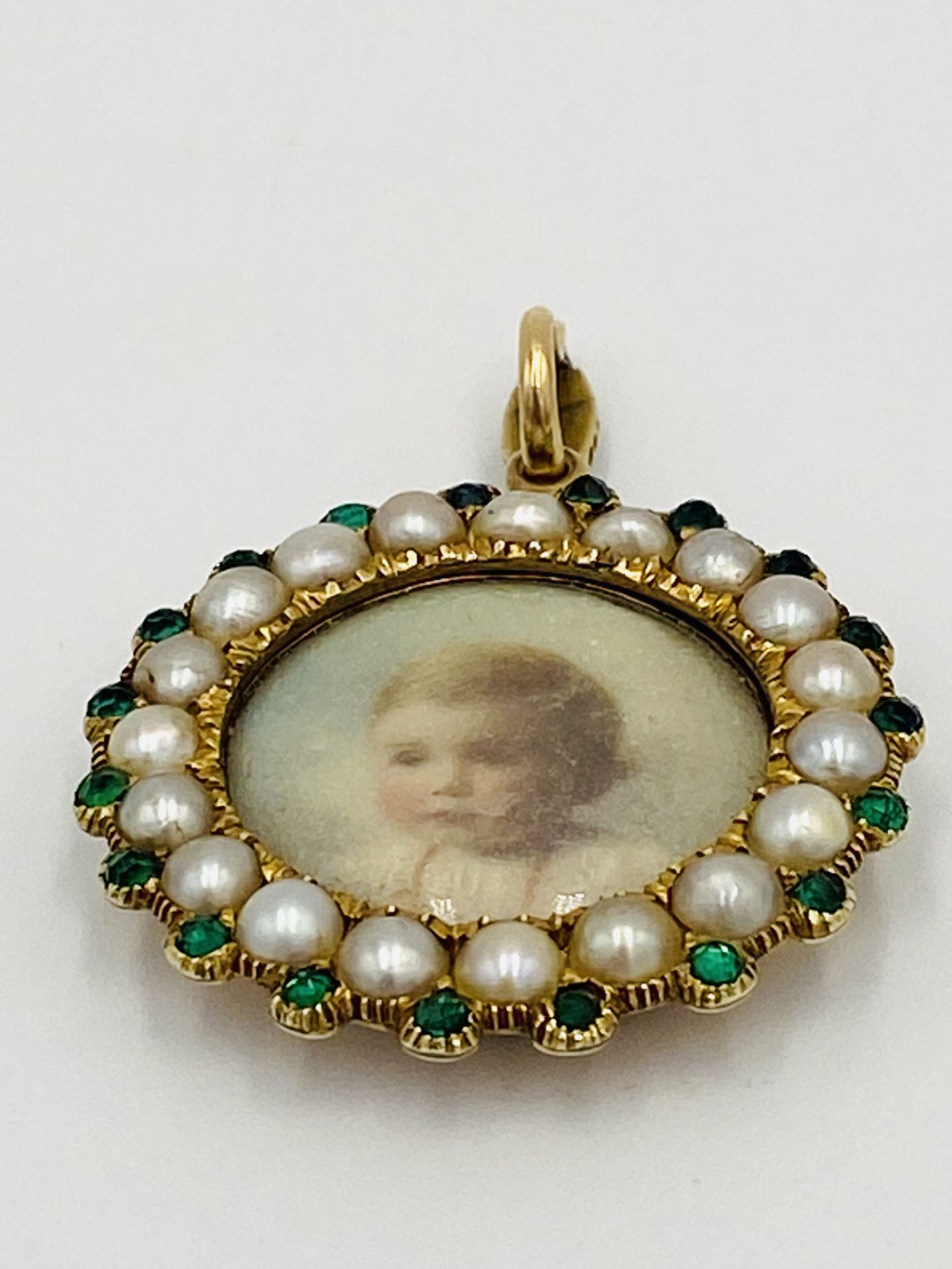 Portrait pendant with pearl and emerald surround - Image 2 of 4