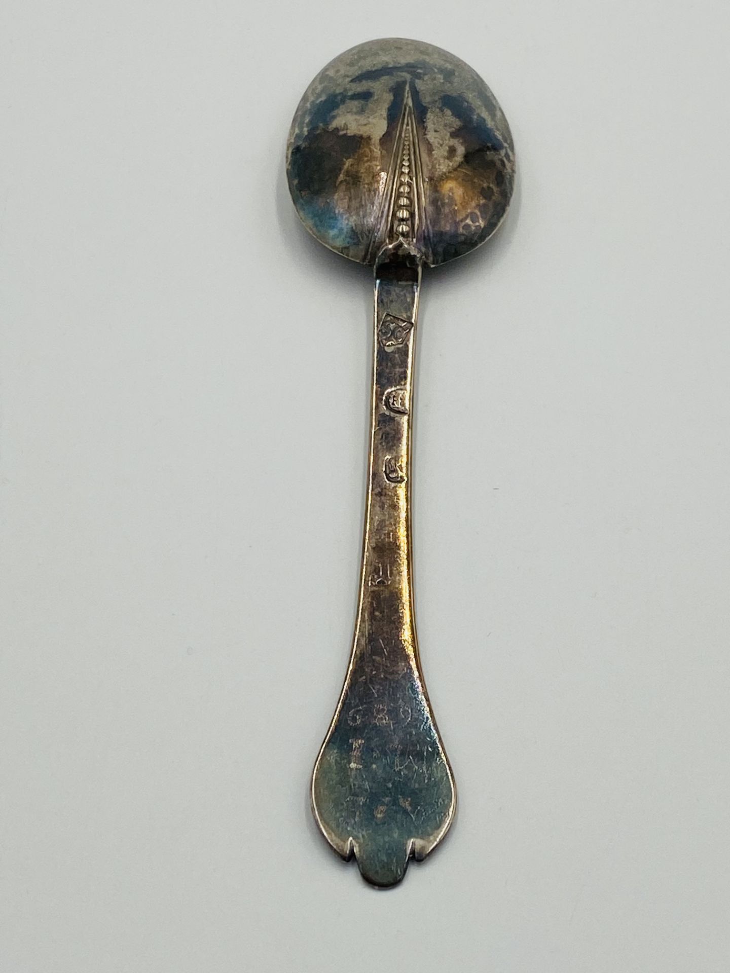 A William III silver Trefid spoon with beaded rat-tail, London 1694 - Image 2 of 6