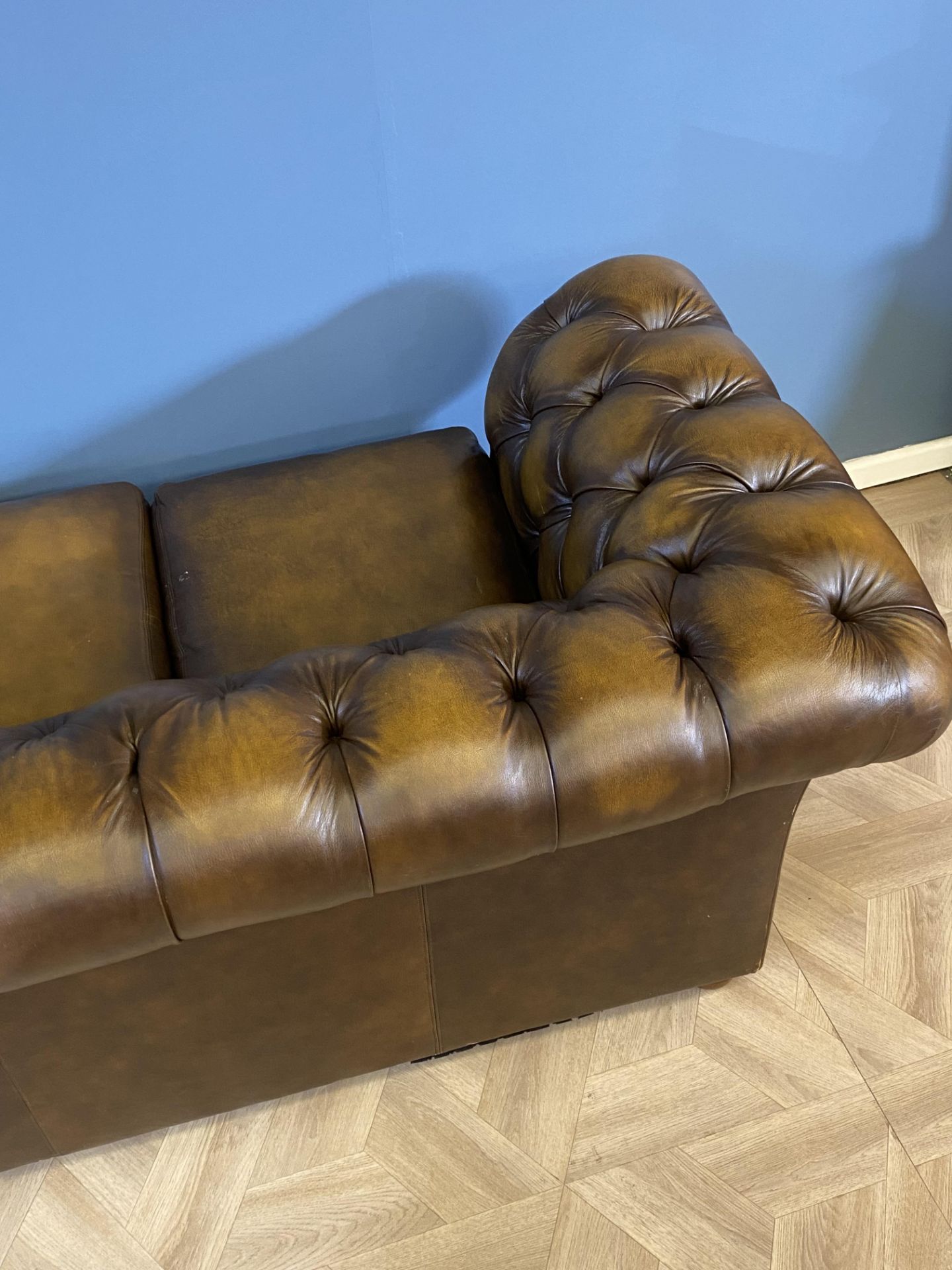 Button back leather two seat Chesterfield sofa - Image 10 of 11