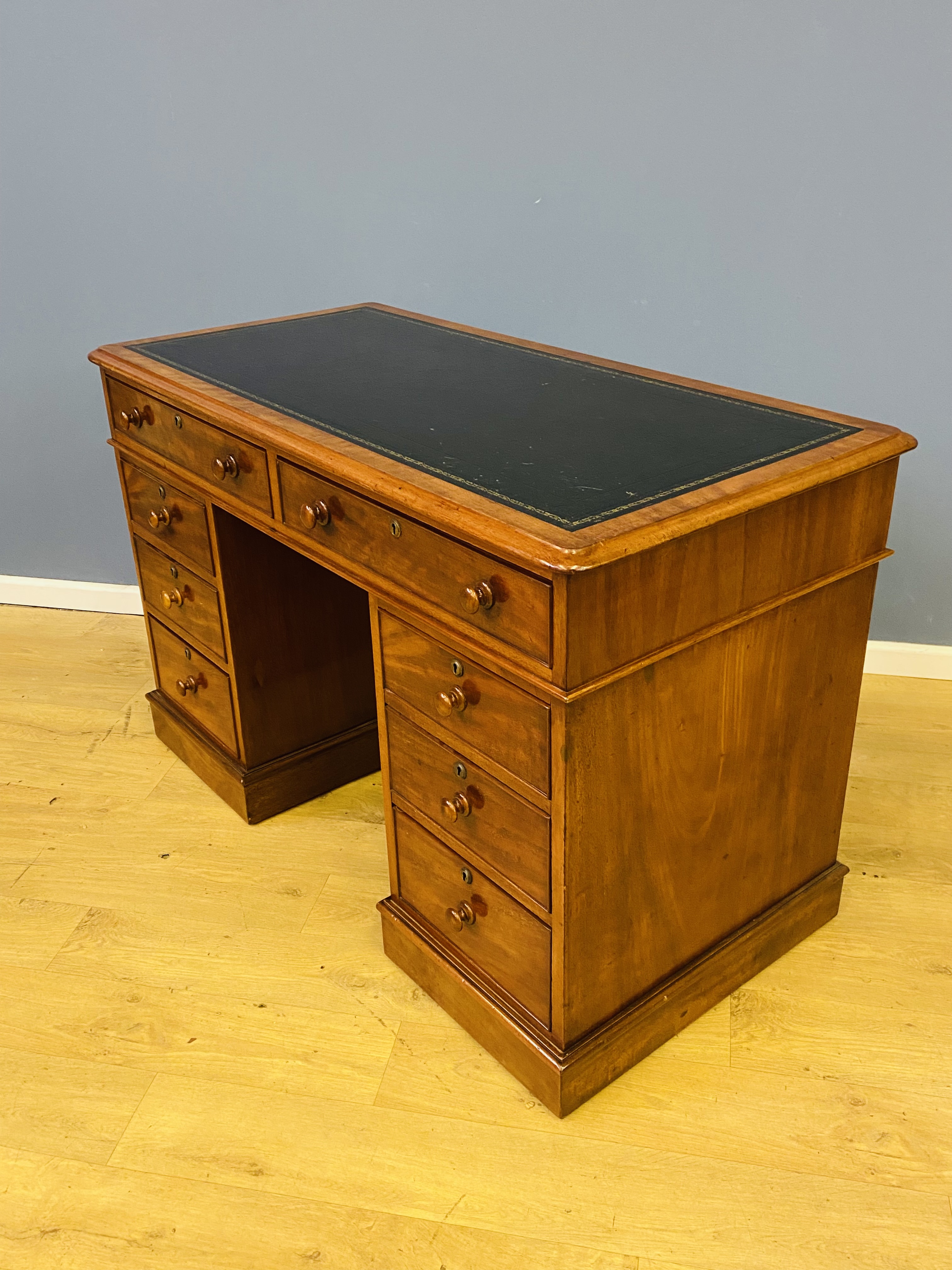 Mahogany pedestal desk - Image 5 of 9