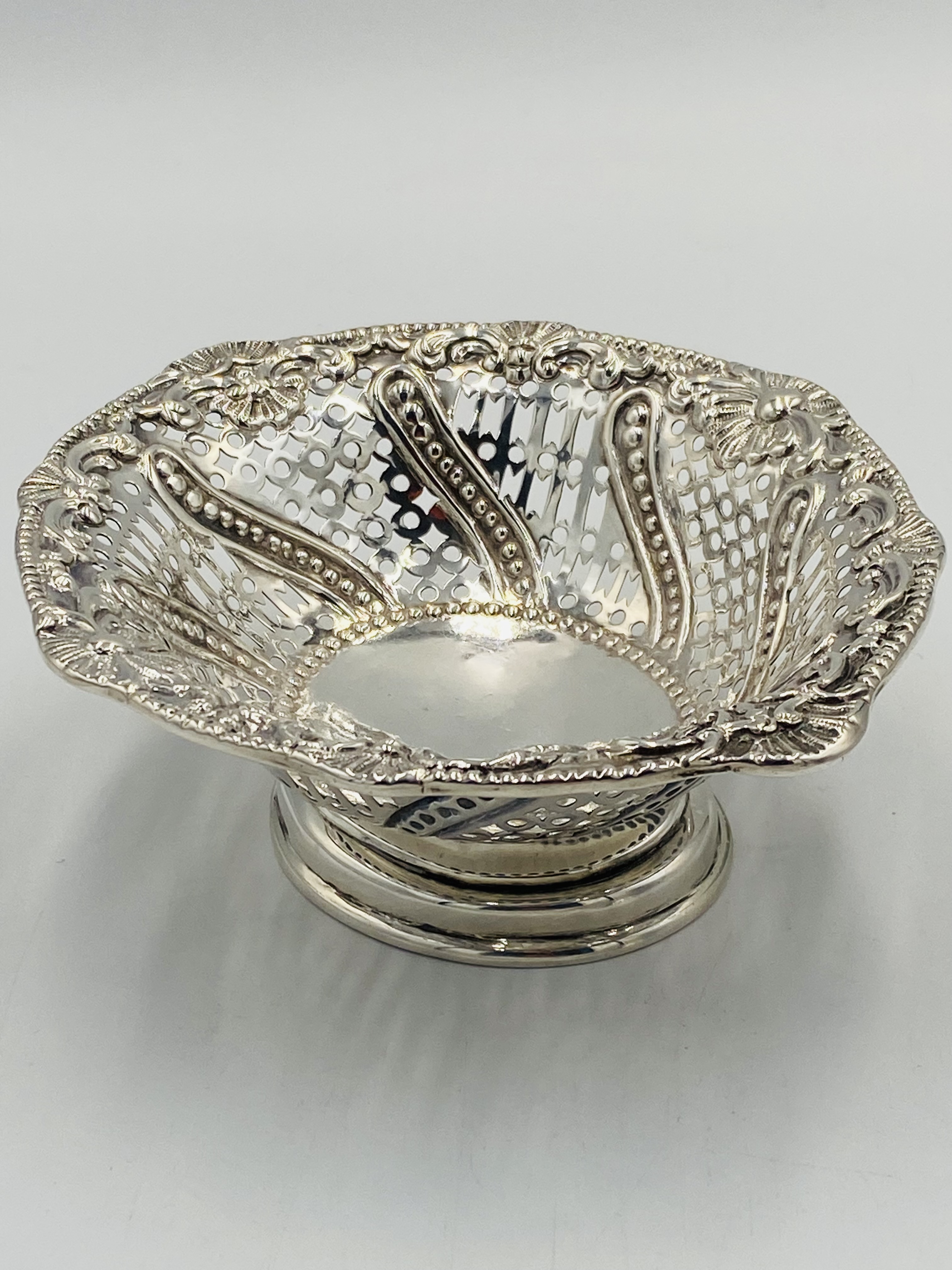 Pair of pierced bon bon dishes, London 1891 - Image 3 of 6