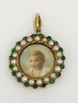 Portrait pendant with pearl and emerald surround