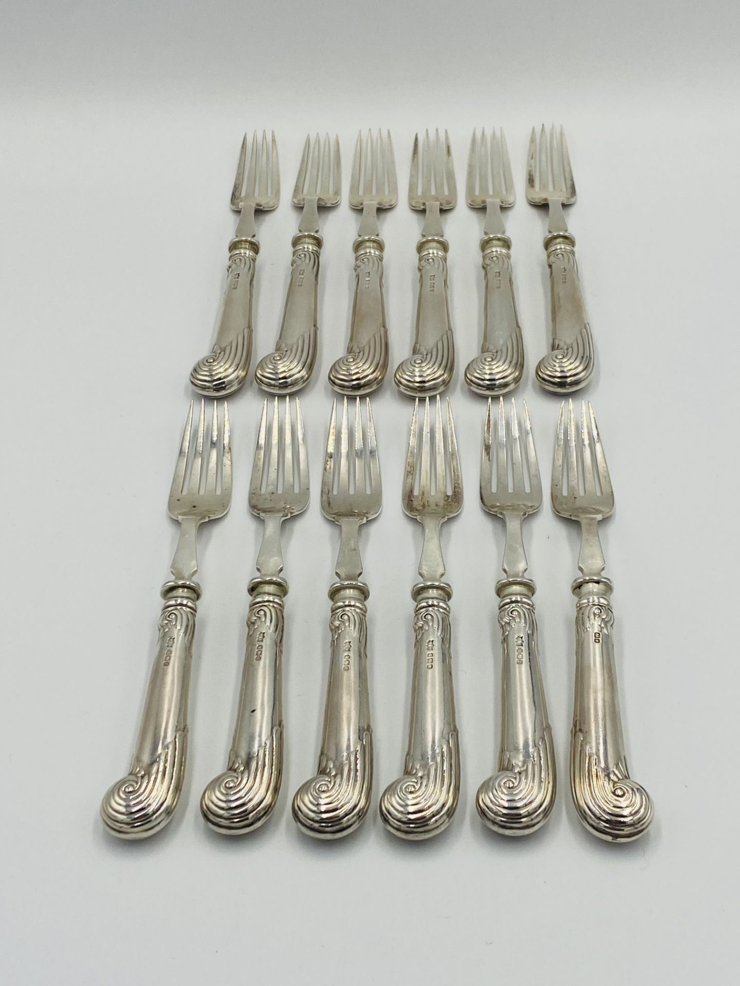 Twelve place set of silver pistol grip fish knives and forks, London 1905 - Image 3 of 11