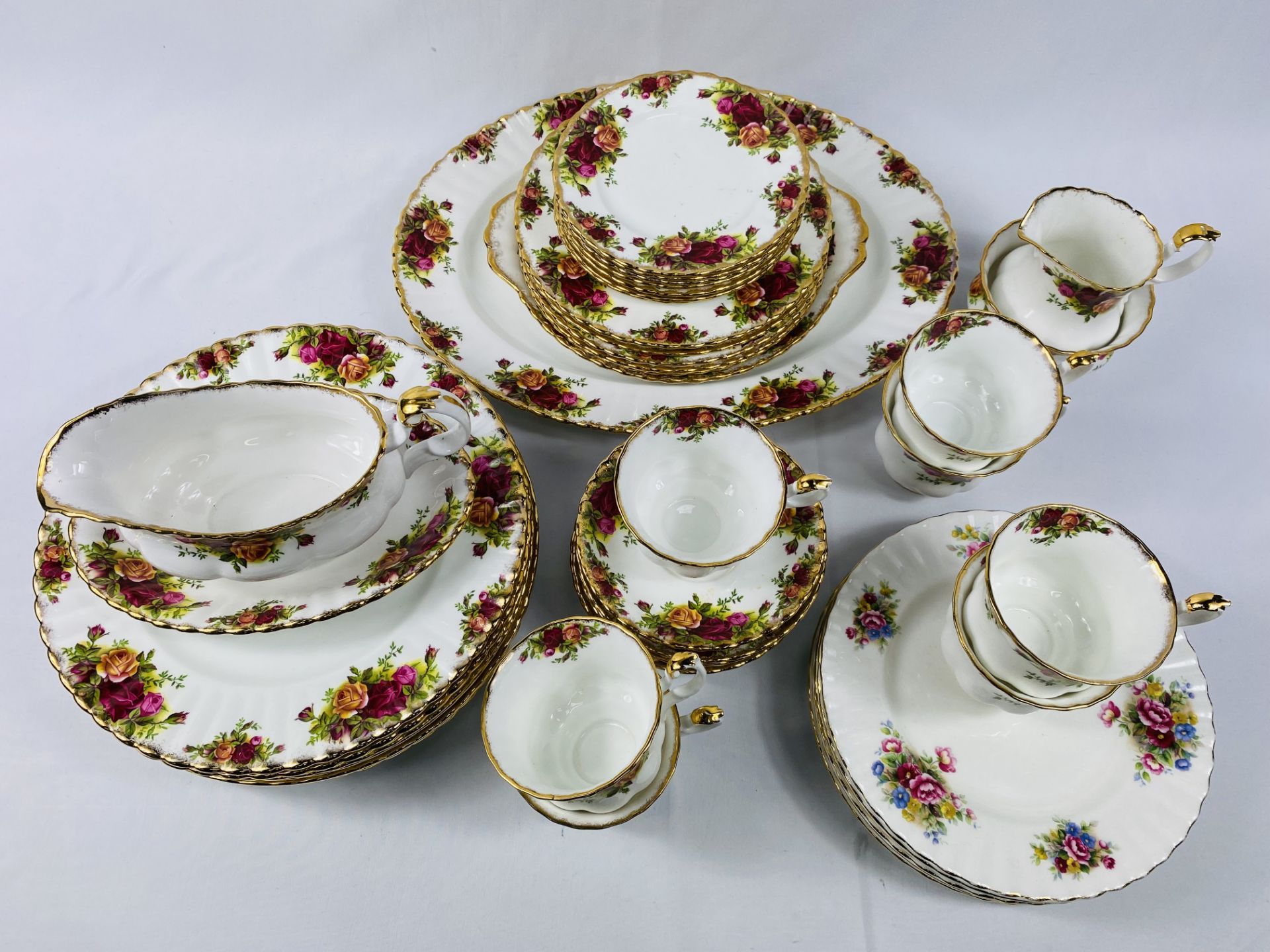 Quantity of Royal Albert Old Country Roses china - Image 4 of 6