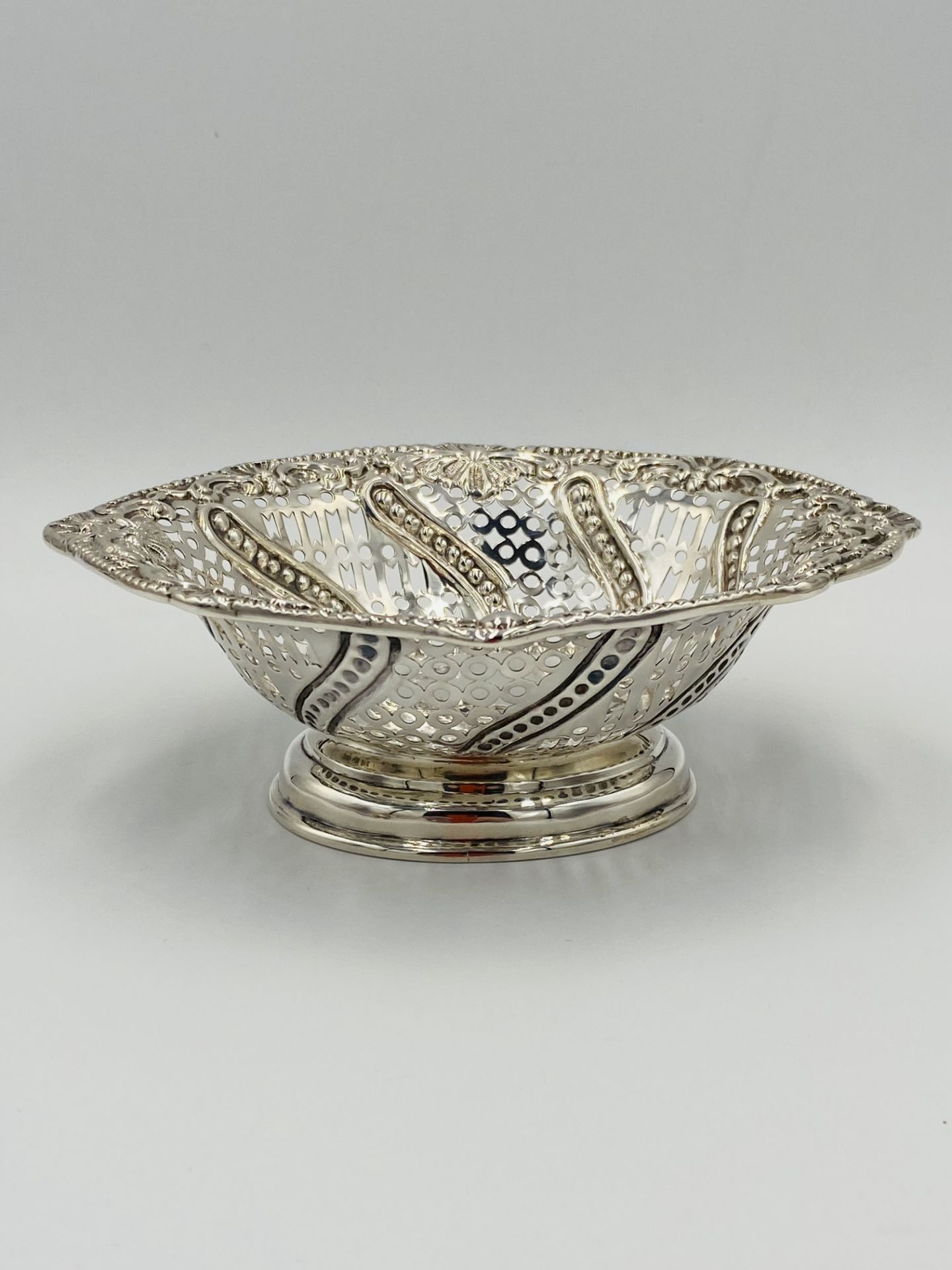 Pair of pierced bon bon dishes, London 1891 - Image 4 of 6