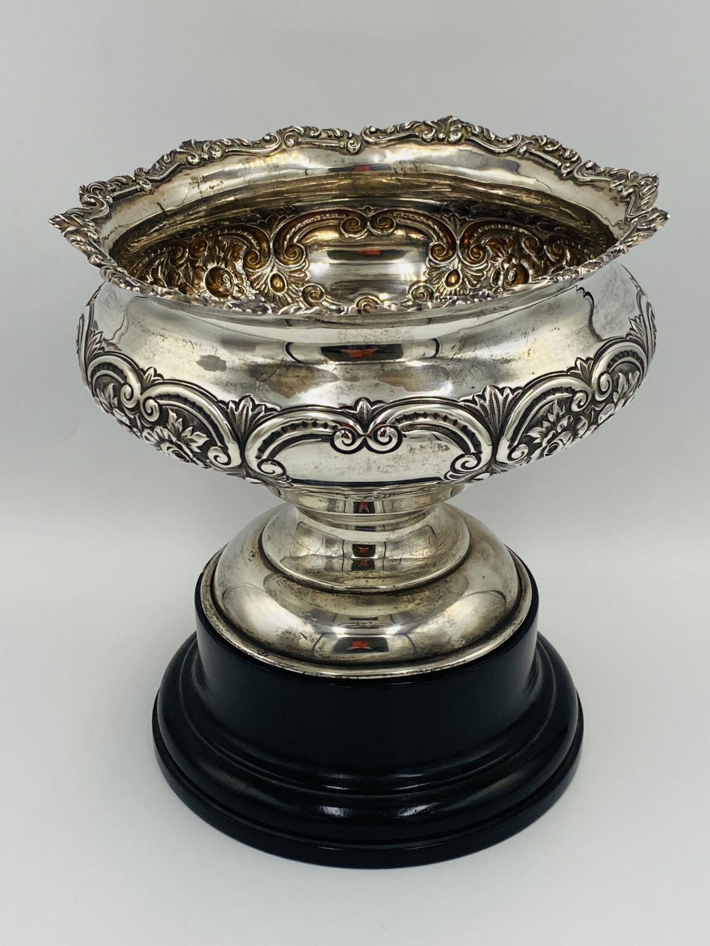 Silver bowl with repousse decoration - Image 2 of 9