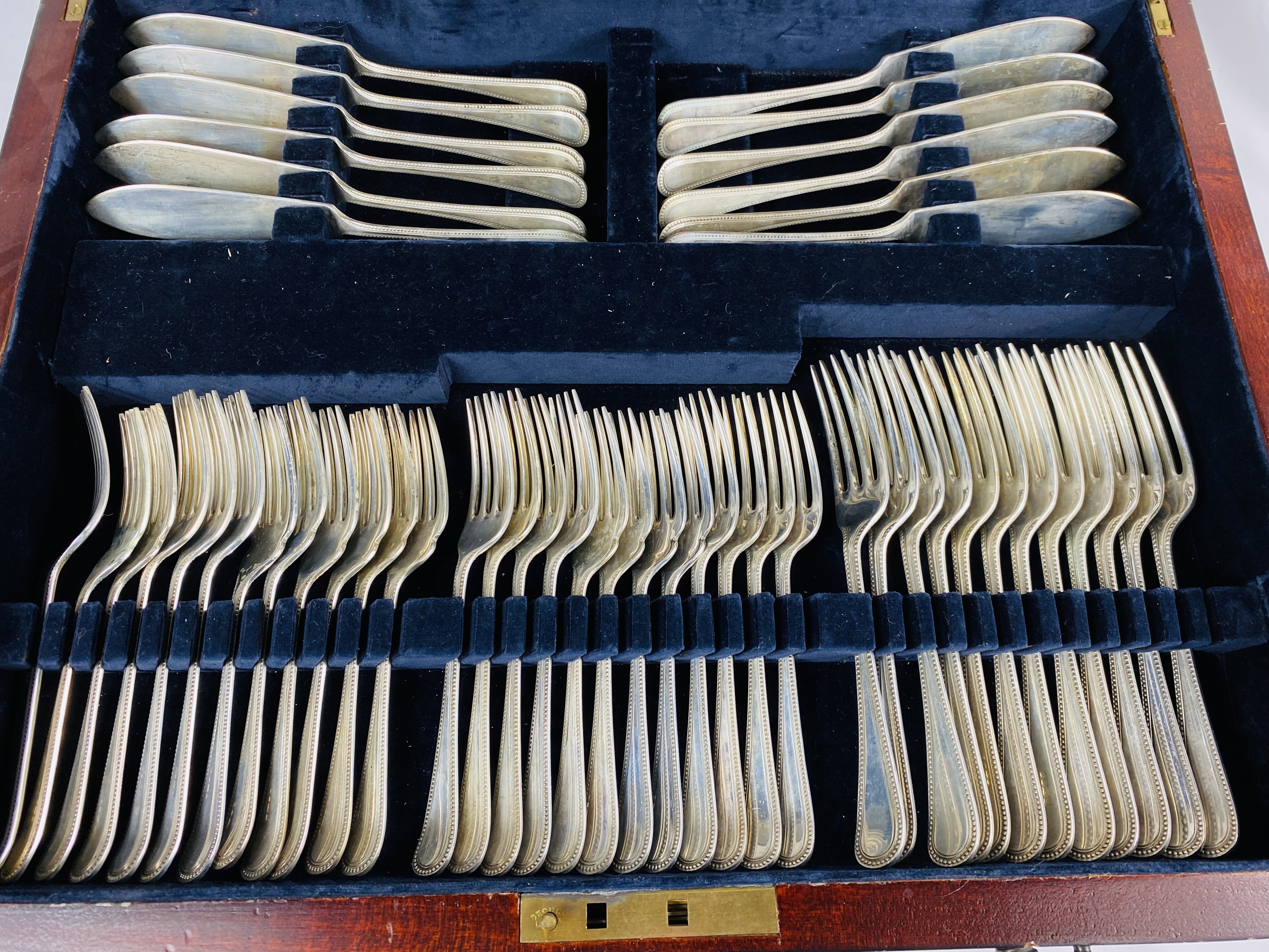 Twelve place canteen of hallmarked silver cutlery - Bild 5 aus 7