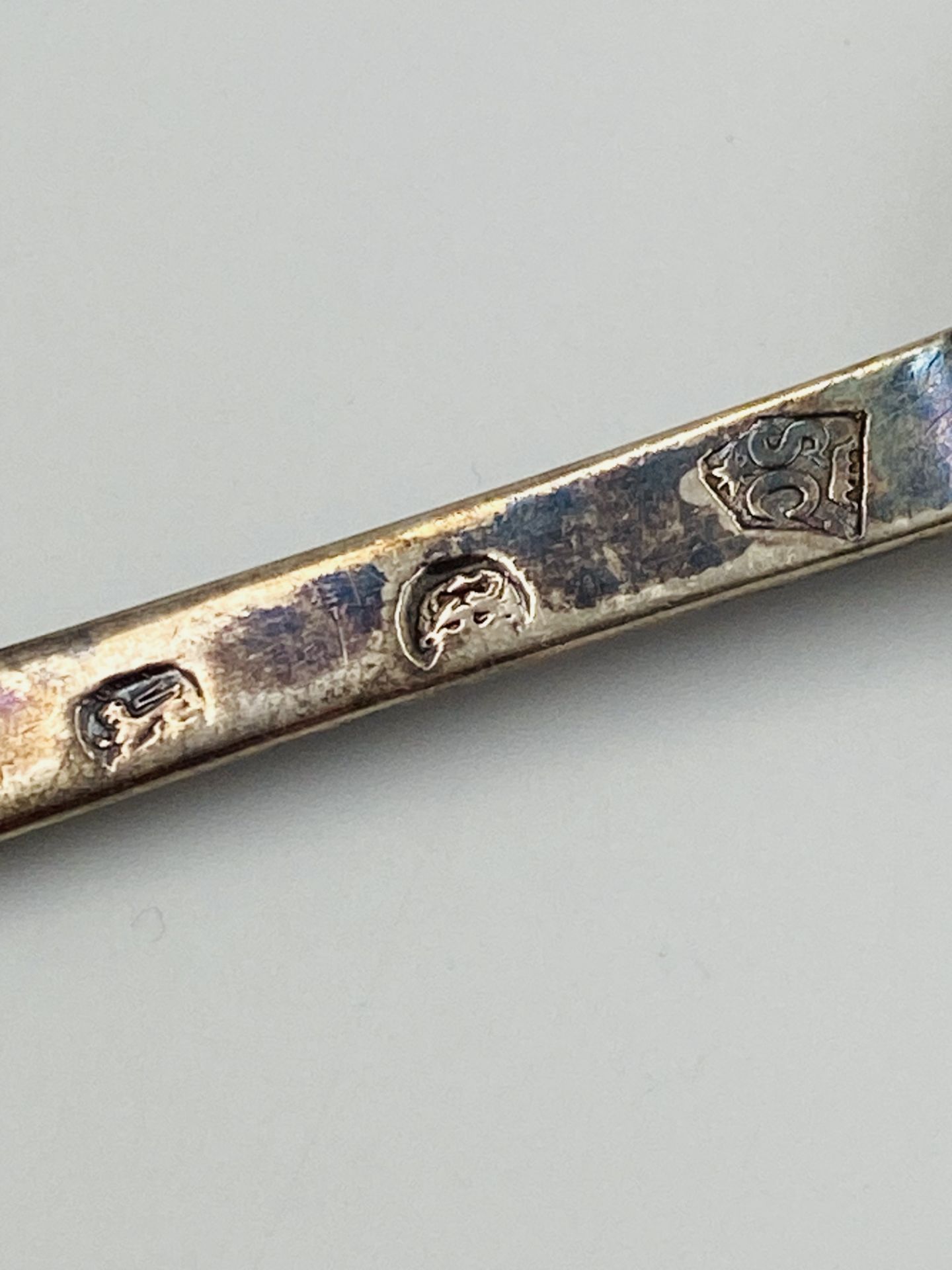A William III silver Trefid spoon with beaded rat-tail, London 1694 - Image 4 of 6