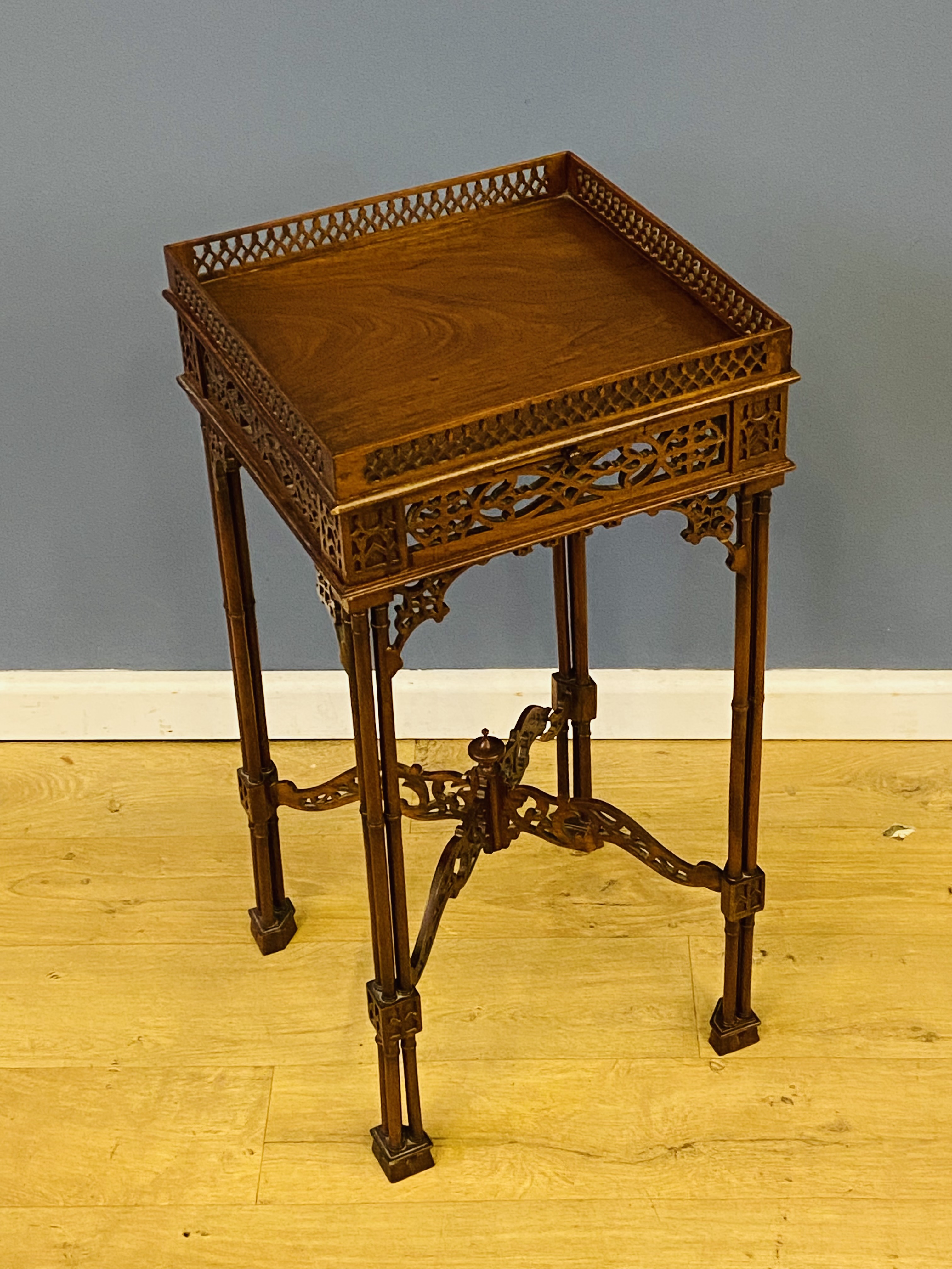 Reproduction Chippendale style mahogany urn stand - Image 3 of 6