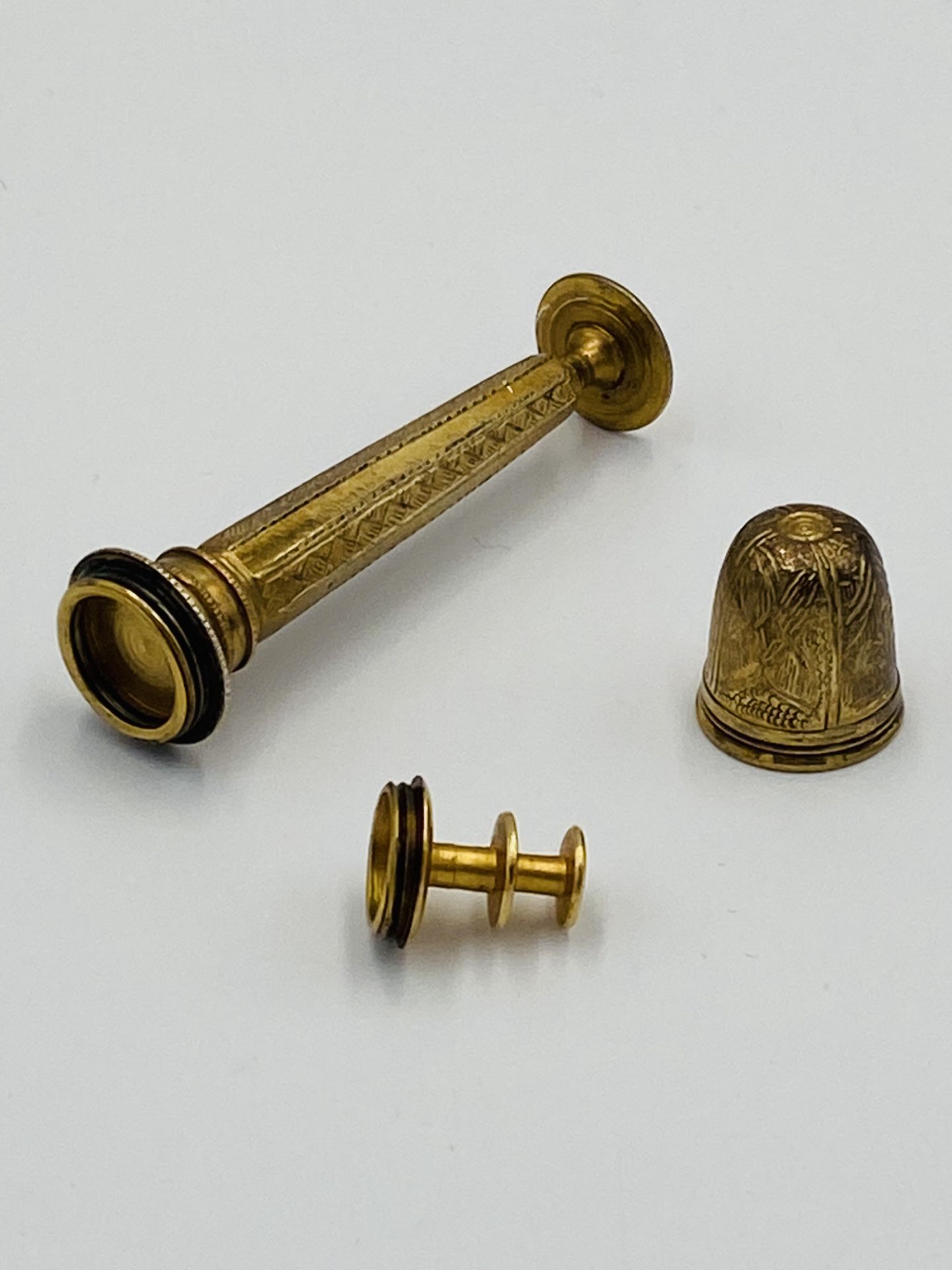A silver gilt standing thimble compendium/needle case - Image 4 of 6