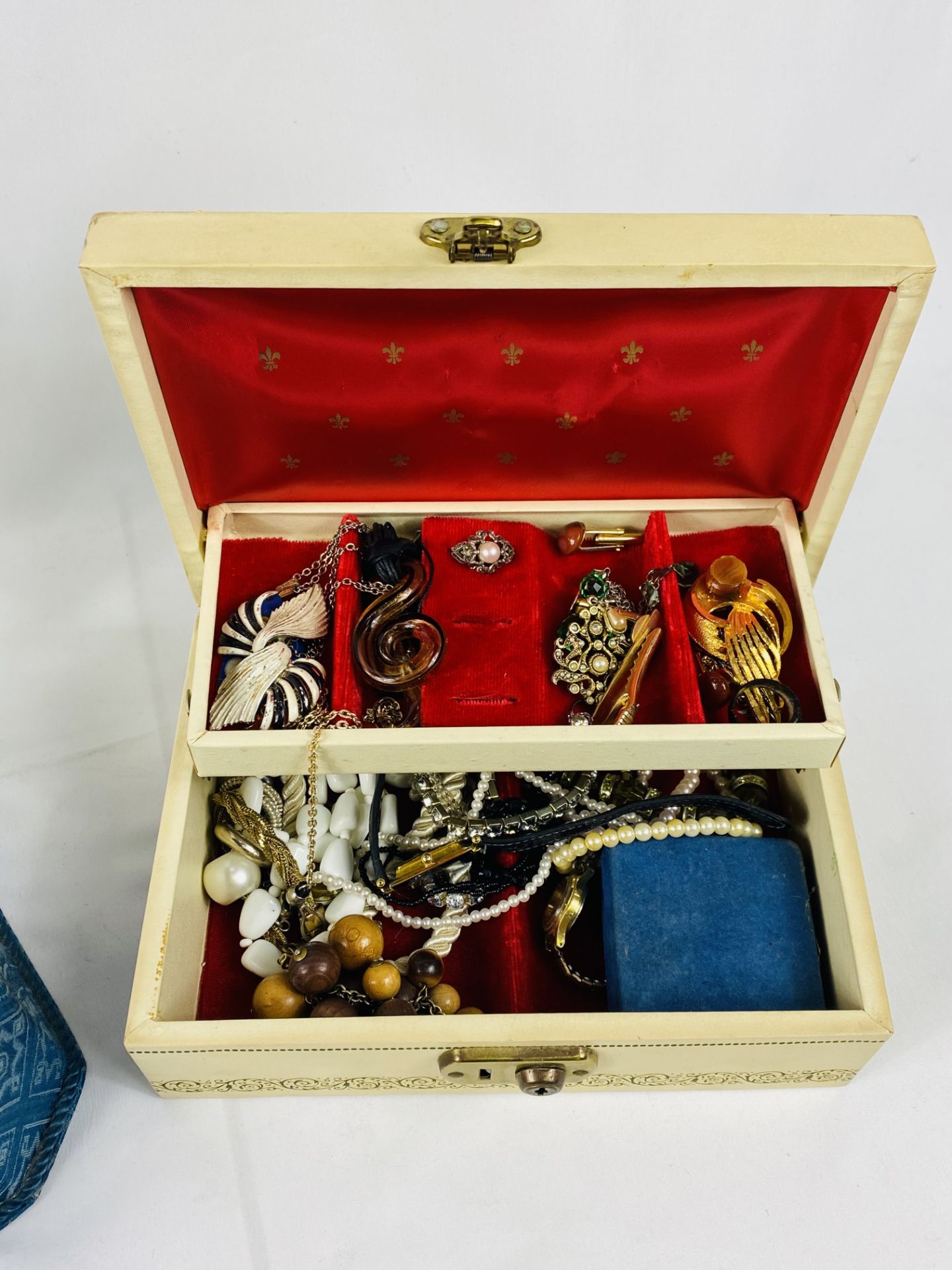 Two jewellery boxes containing a quantity of costume jewellery - Image 4 of 4
