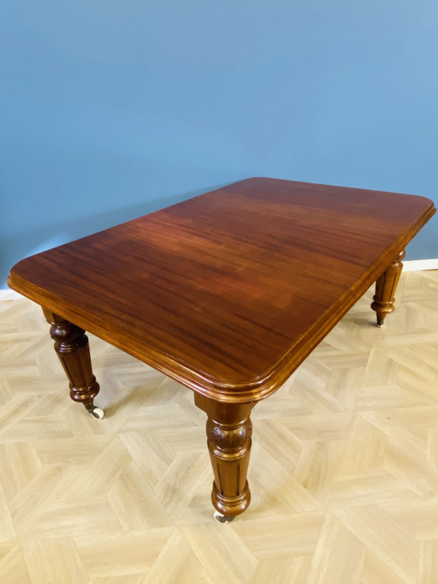 Victorian mahogany wind out dining table - Image 2 of 8