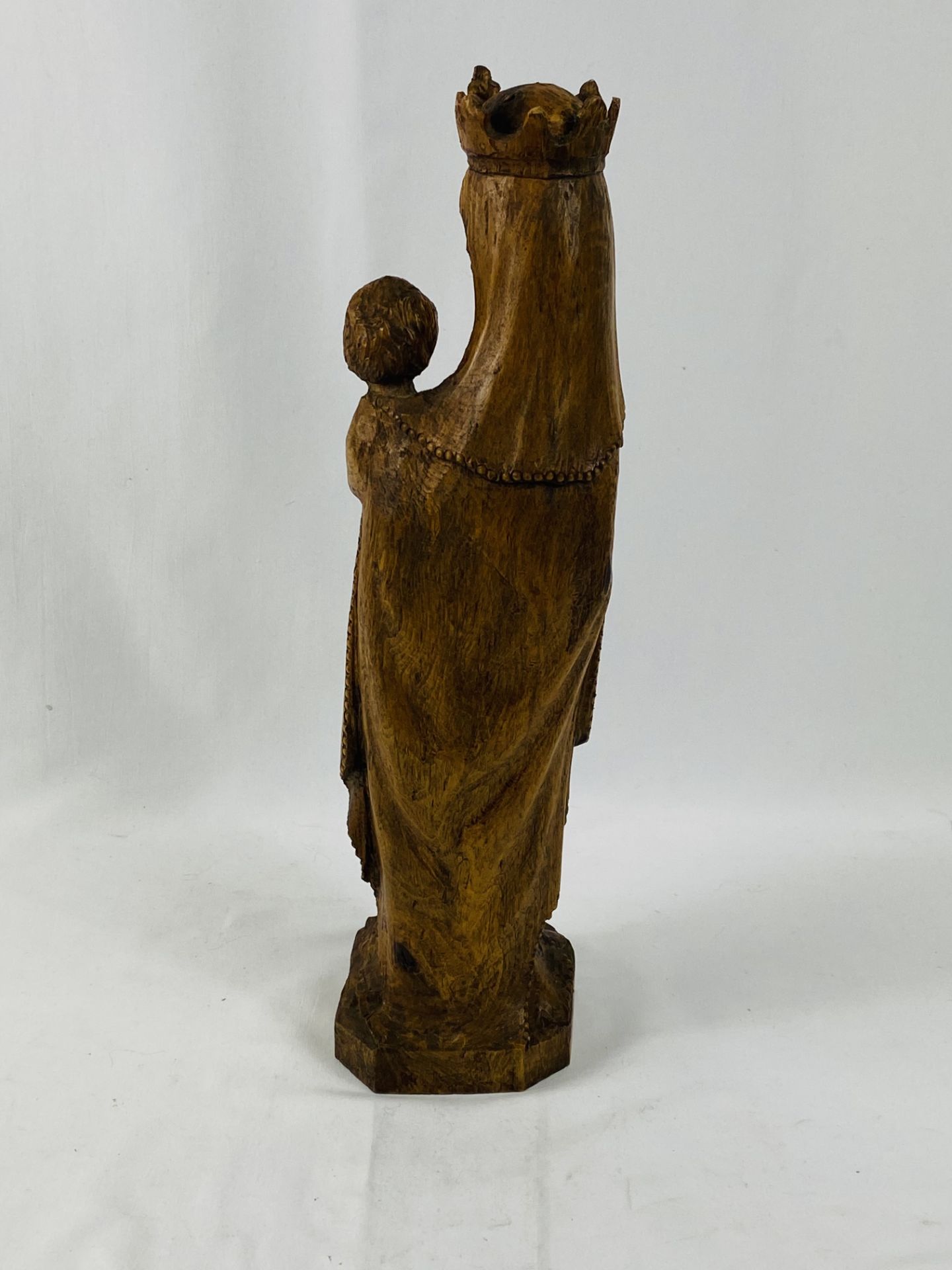 Carved wood figure of a female saint - Image 3 of 4