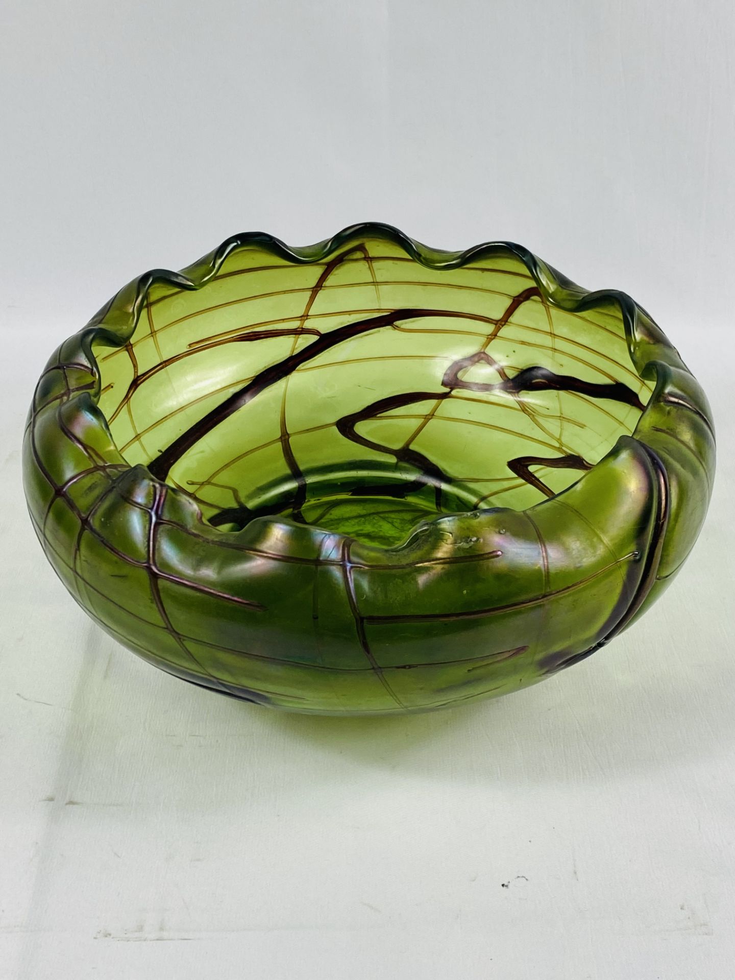 Green glass sgraffito style bowl with scalloped rim - Image 4 of 7