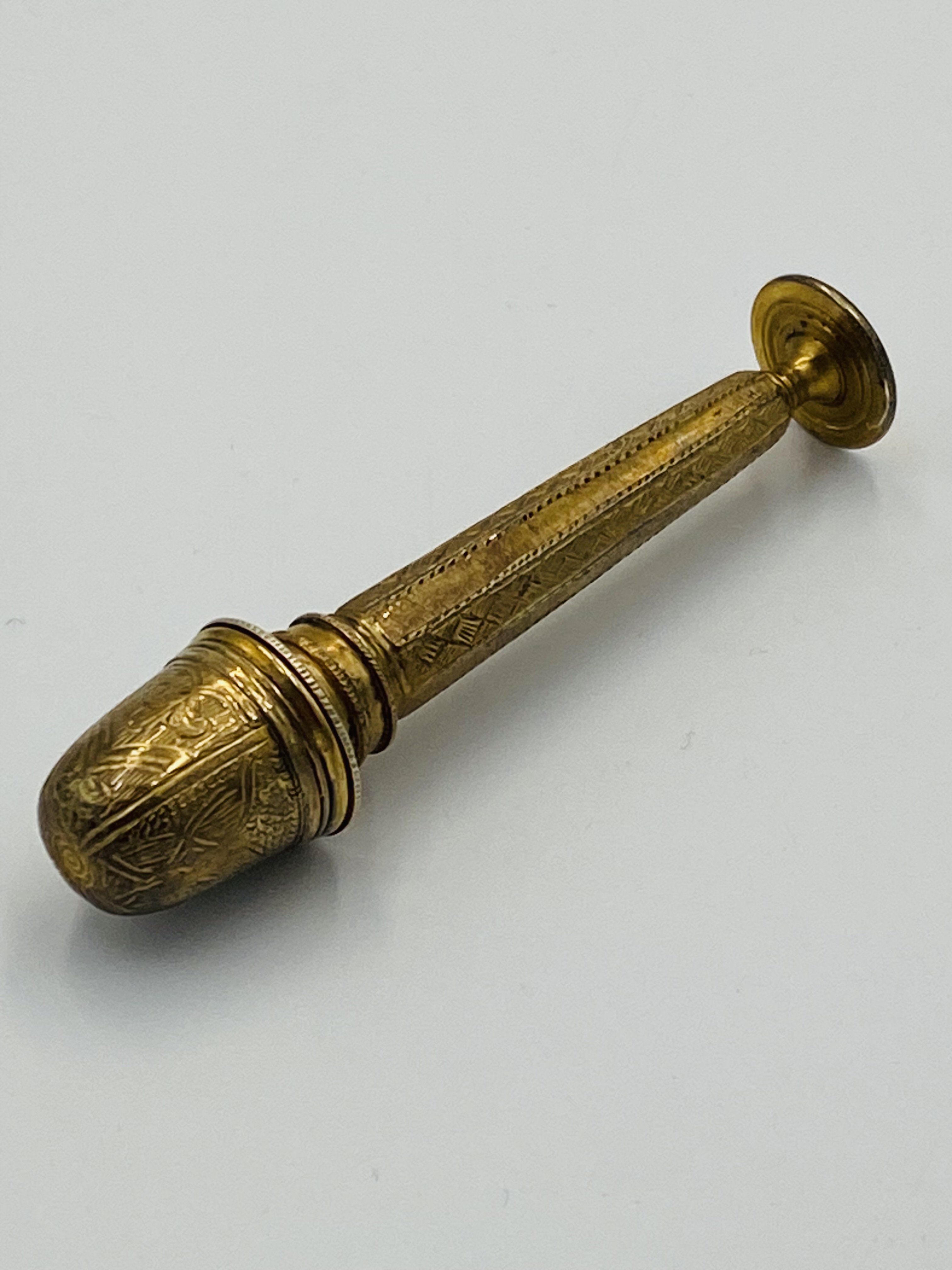 A silver gilt standing thimble compendium/needle case