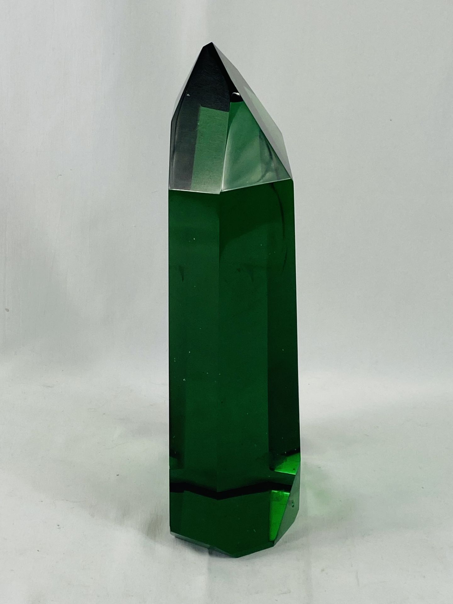 Green glass six sided obelisk. - Bild 2 aus 4