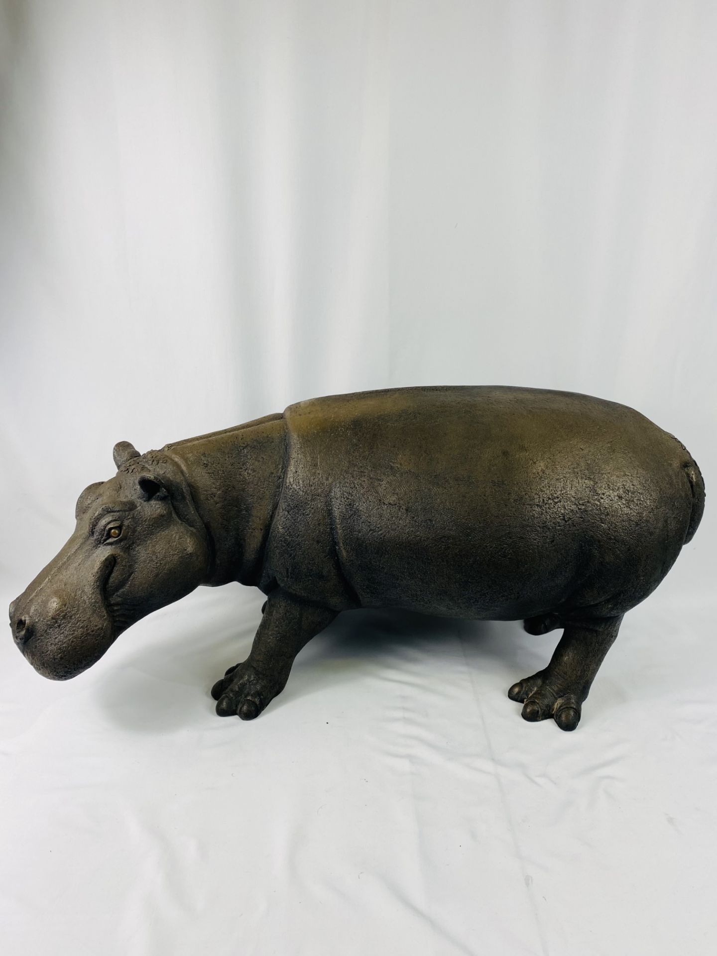 Large decorative resin hippo together with other resin animals - Bild 2 aus 8