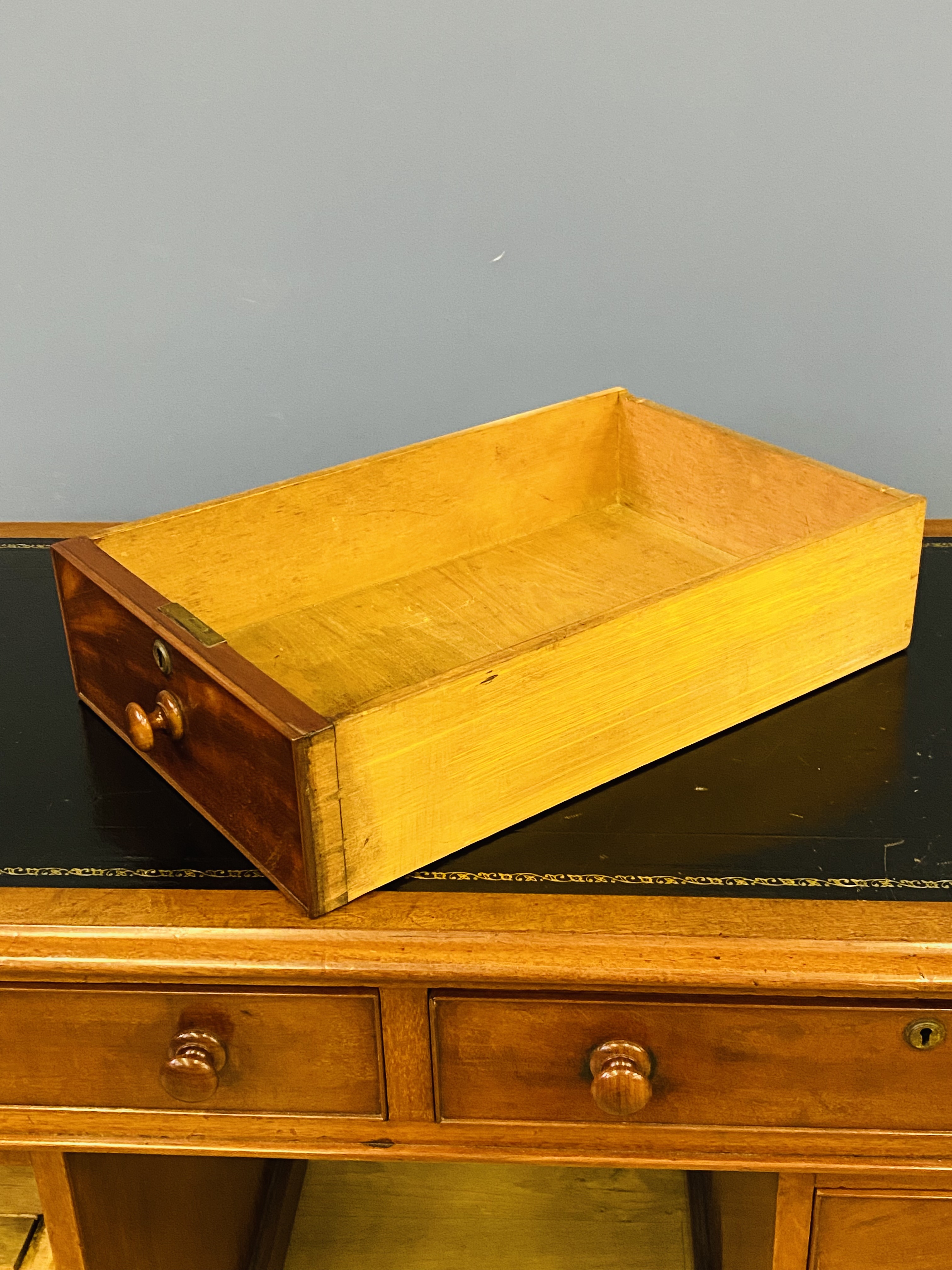 Mahogany pedestal desk - Bild 8 aus 9