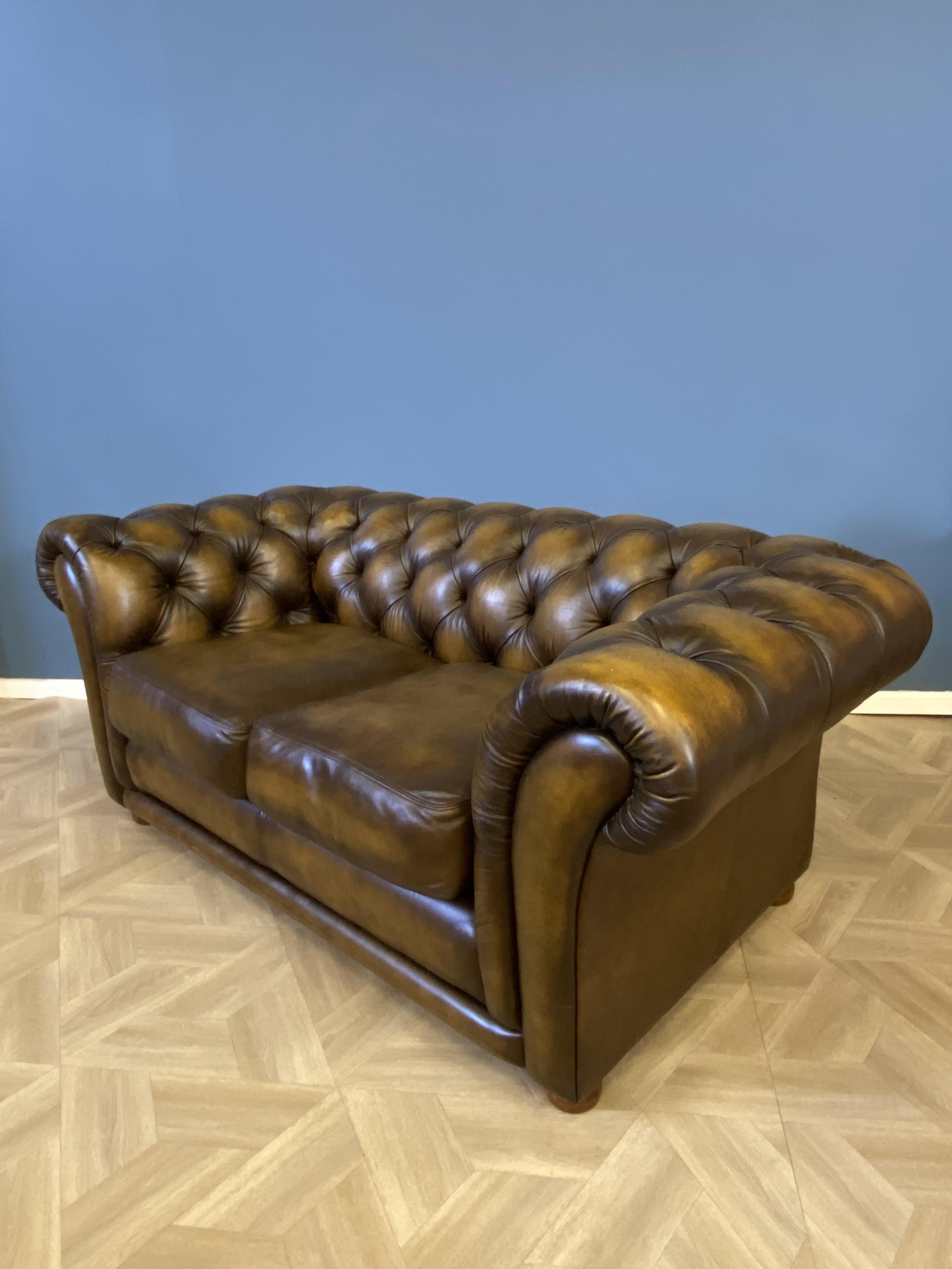 Button back leather two seat Chesterfield sofa - Bild 3 aus 10